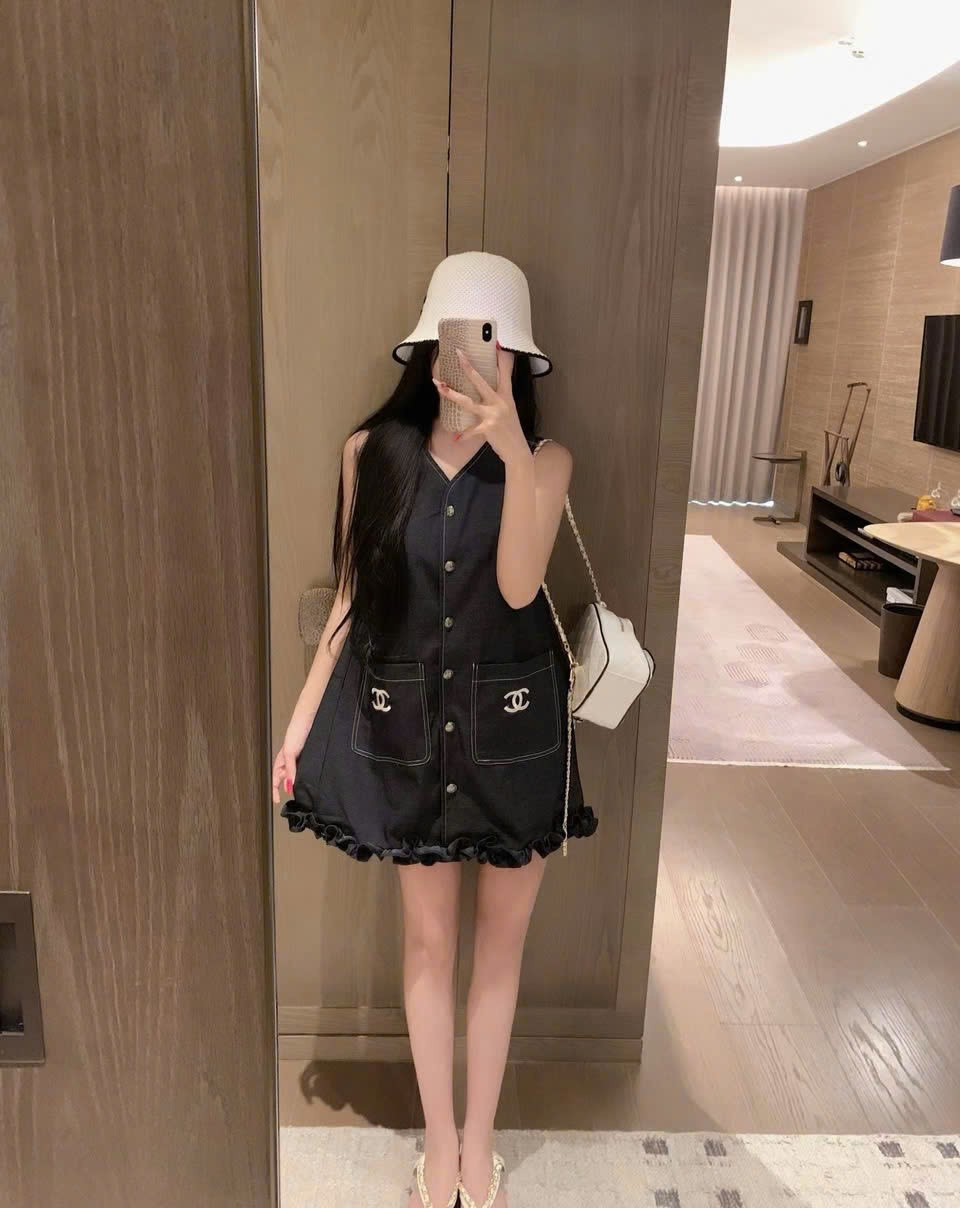Áo đầm nữ sát nách dáng rộng trắng và jean Chanel 9