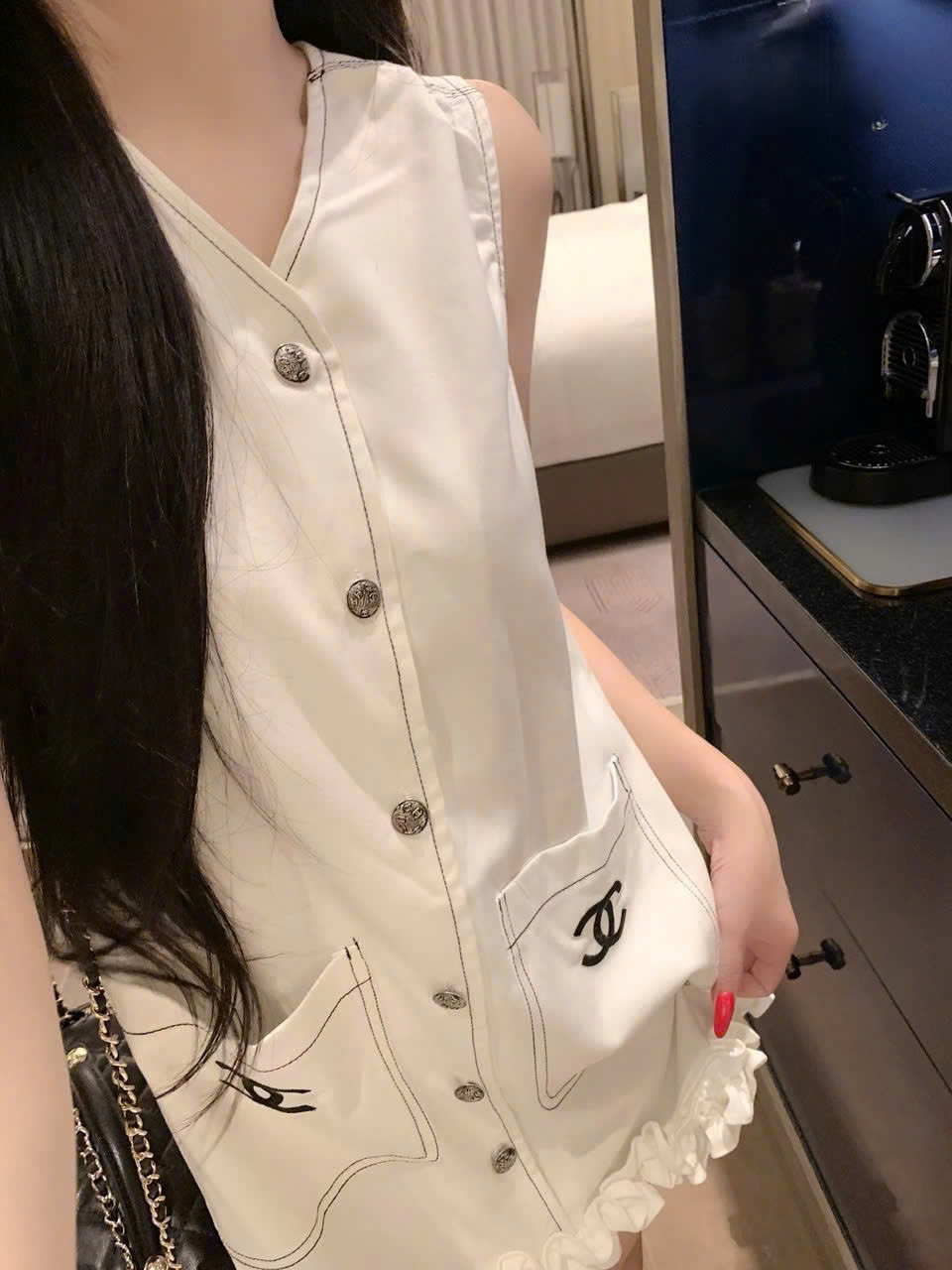 Áo đầm nữ sát nách dáng rộng trắng và jean Chanel 10