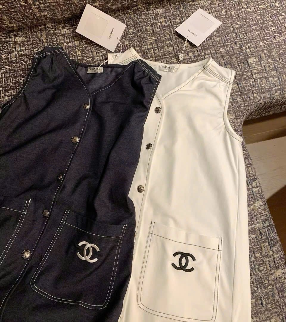Áo đầm nữ sát nách dáng rộng trắng và jean Chanel 11