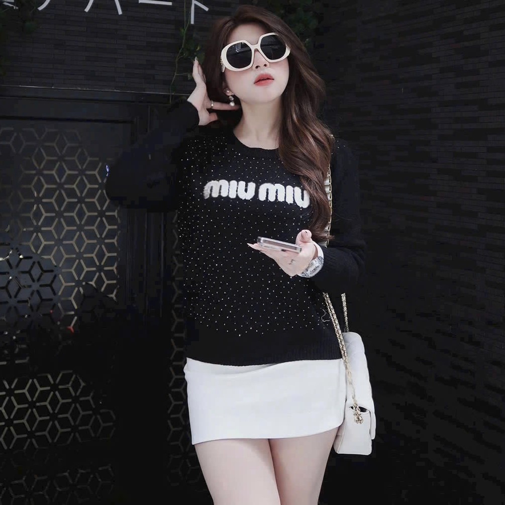 Áo dài tay cổ tròn đính đá logo trắng Miu Miu 1