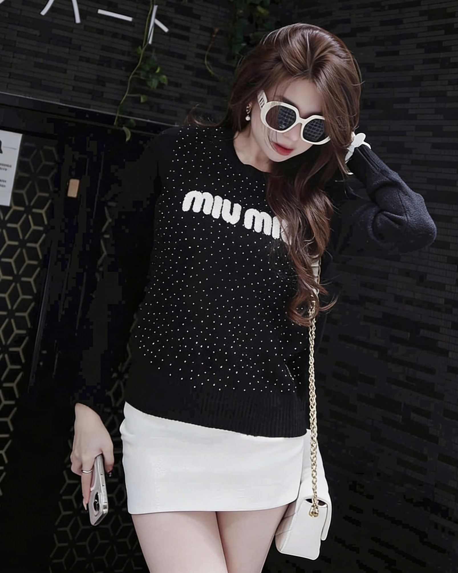 Áo dài tay cổ tròn đính đá logo trắng Miu Miu 4