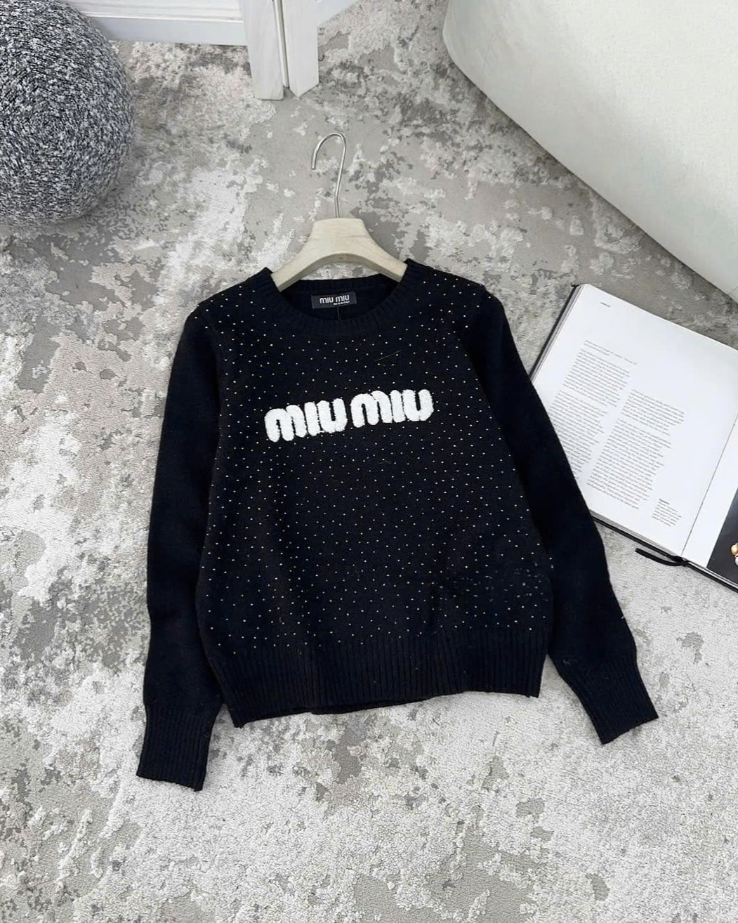 Áo dài tay cổ tròn đính đá logo trắng Miu Miu 3