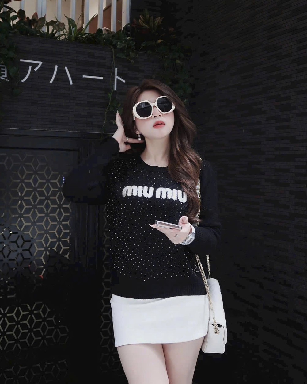 Áo dài tay cổ tròn đính đá logo trắng Miu Miu 5