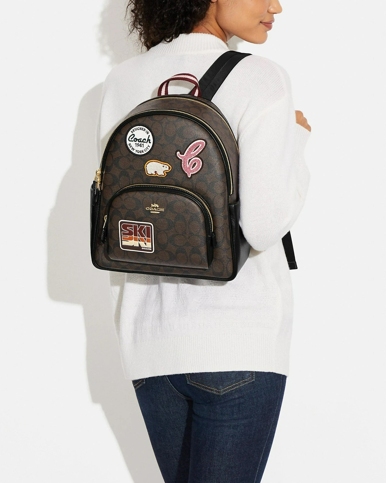 BALO NỮ COACH 1941 COURT BACKPACK IN SIGNATURE CANVAS WITH SKI PATCHES 3