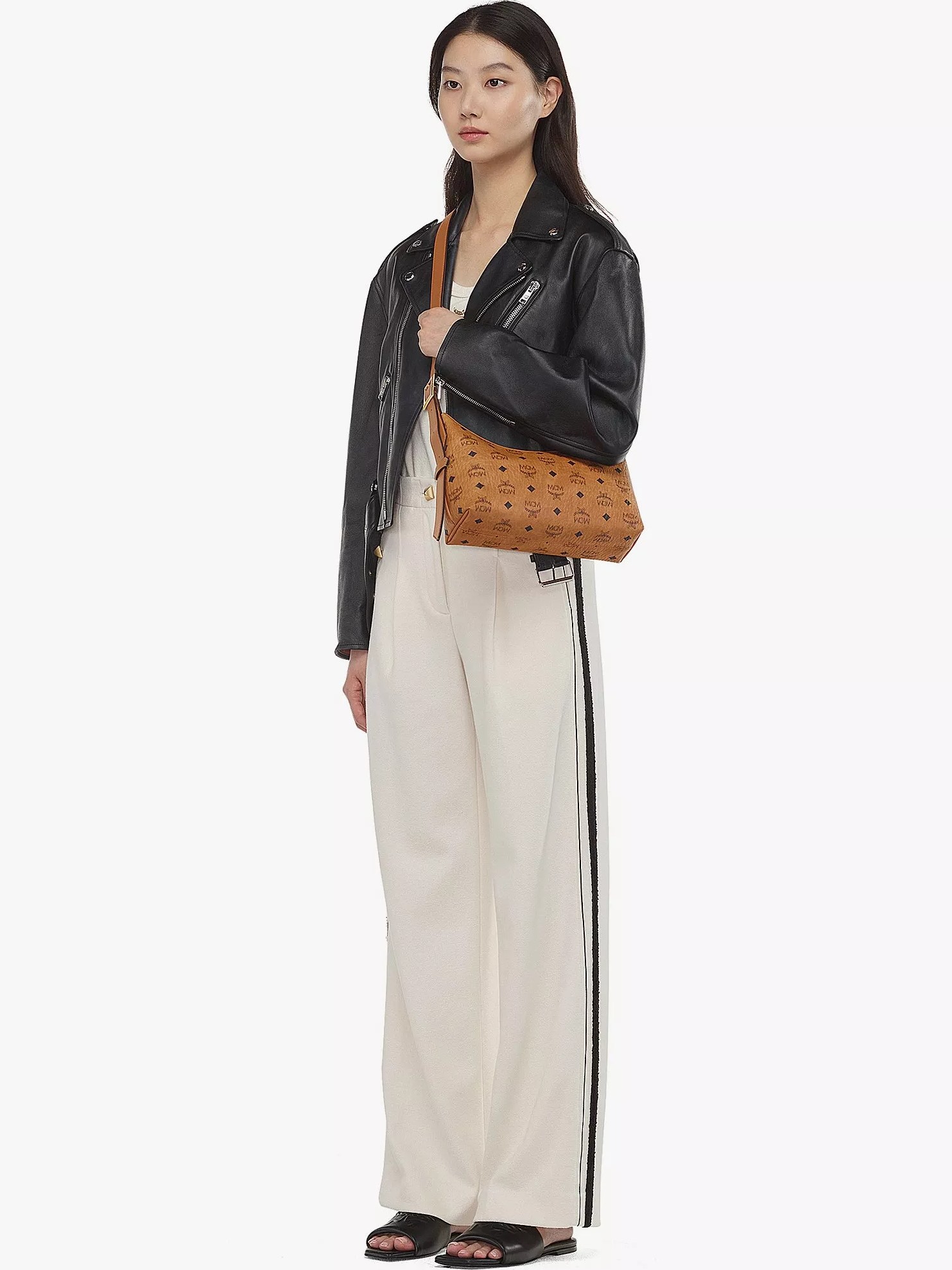 Túi xách nữ MCM Small Aren Hobo in Visetos Cognac 8