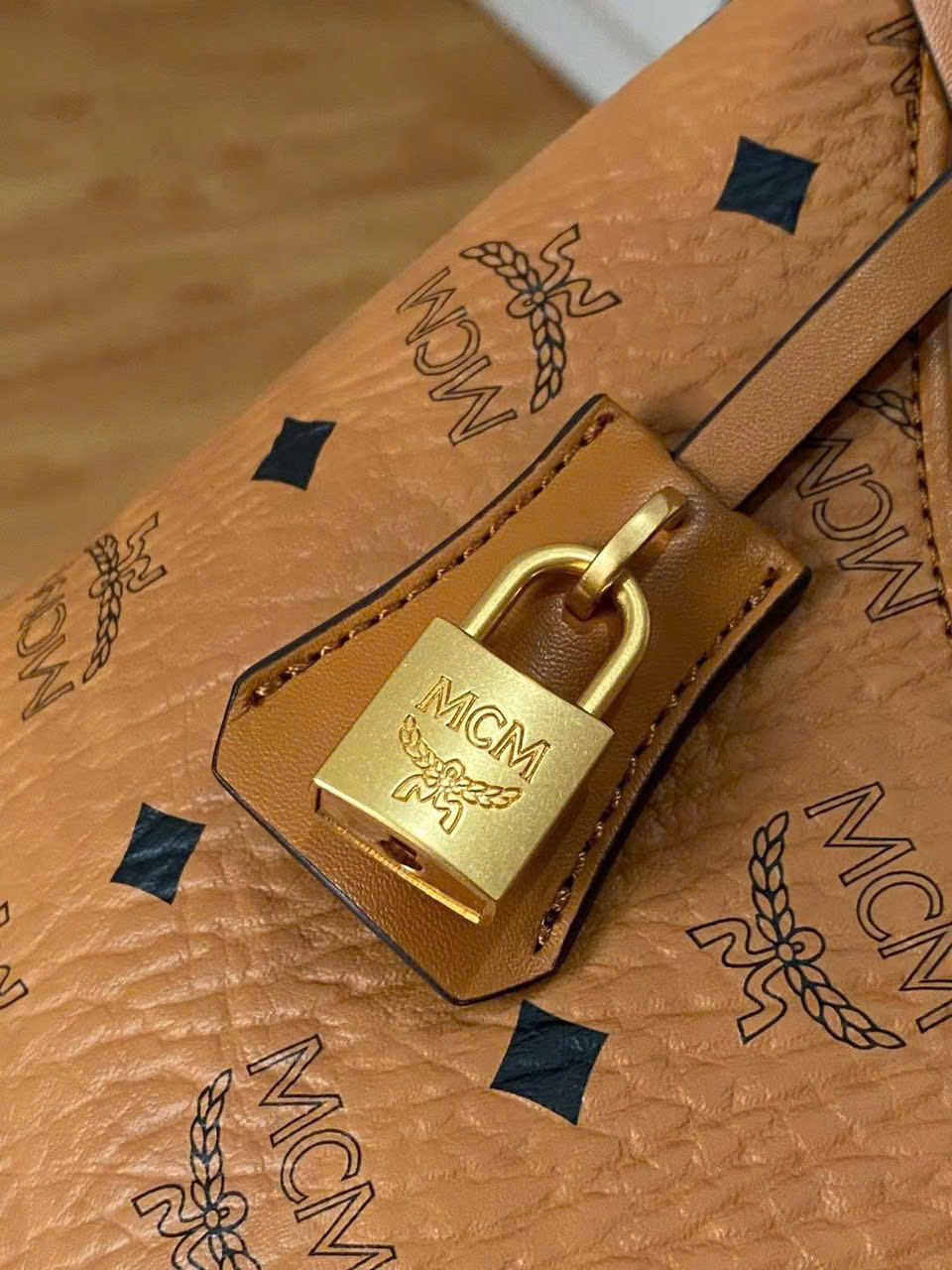 Túi xách nữ MCM Small Aren Hobo in Visetos Cognac 15
