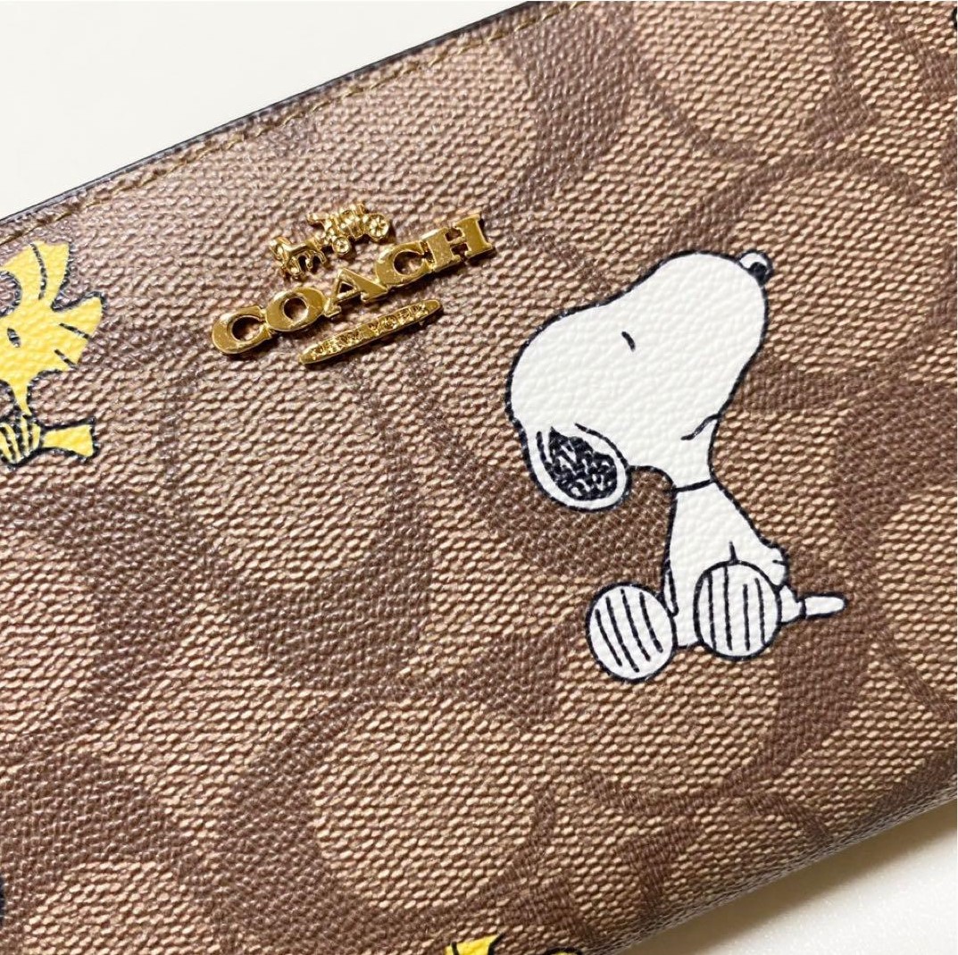 VÍ DÀI NỮ COACH X PEANUTS LONG ZIP AROUND WALLET IN SIGNATURE CANVAS WITH SNOOPY WOODSTOCK PRINT CE705 1