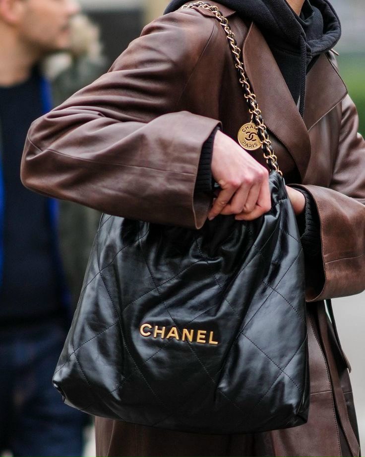 Túi chanel 22 cỡ mini Da bê hiệu ứng bóng  kim loại mạ vàng đen  Thời  trang  CHANEL