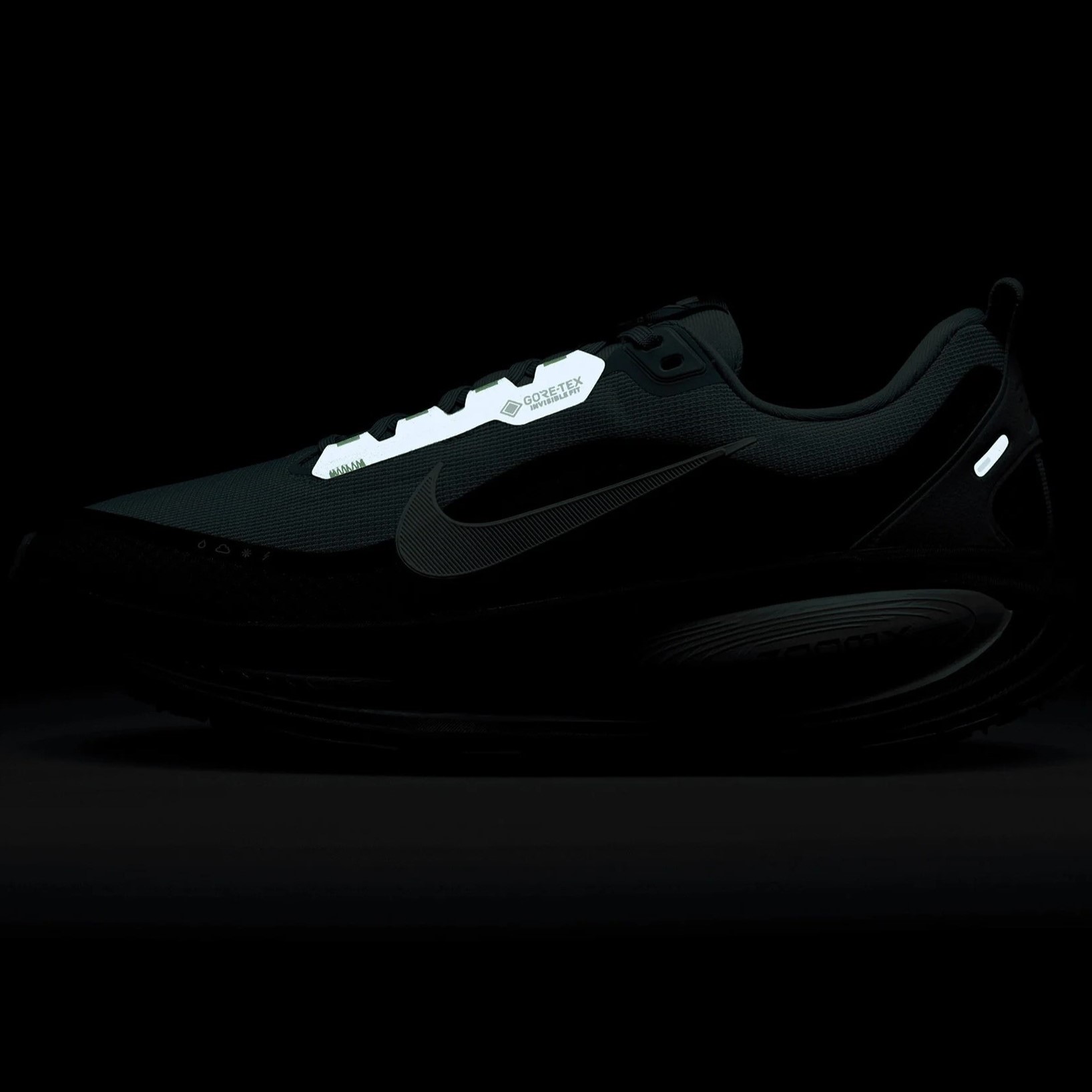 Giày Nike Vomero 18 Road Running Shoes With Reflective Accents Seaweed HQ7001-300 2