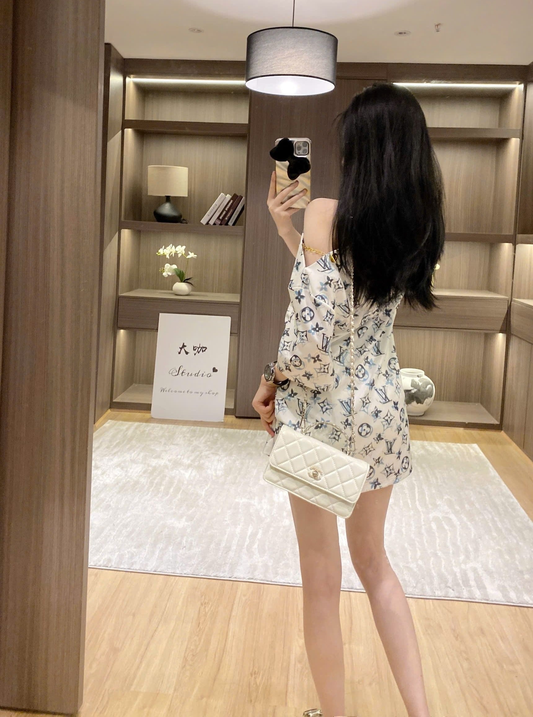 Áo thun nữ Louis Vuitton trễ vai 3