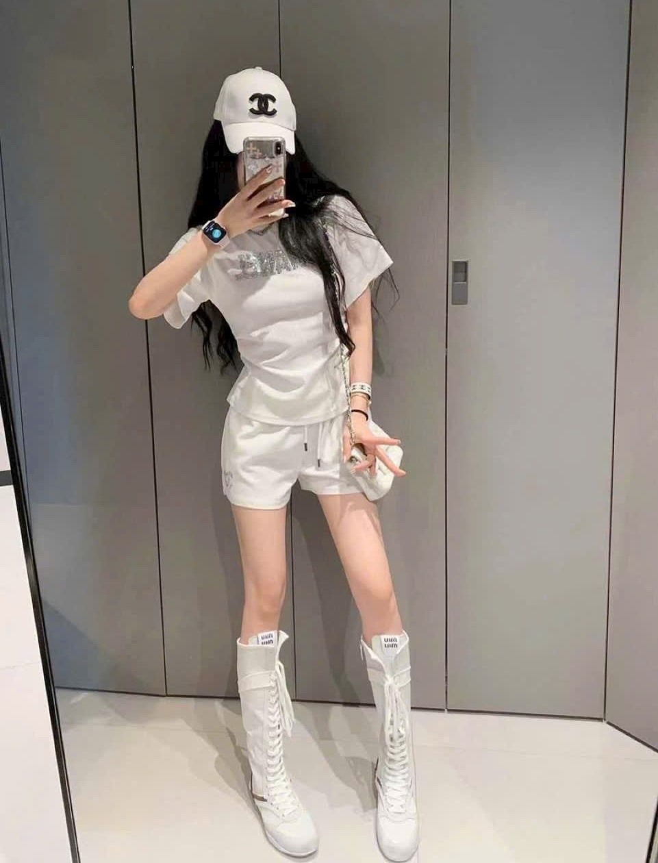 Set áo thun quần ngắn trắng đính đá Chanel 1