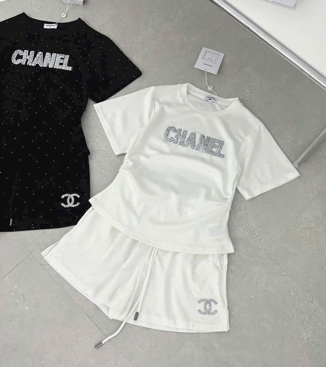 Set áo thun quần ngắn trắng đính đá Chanel 3