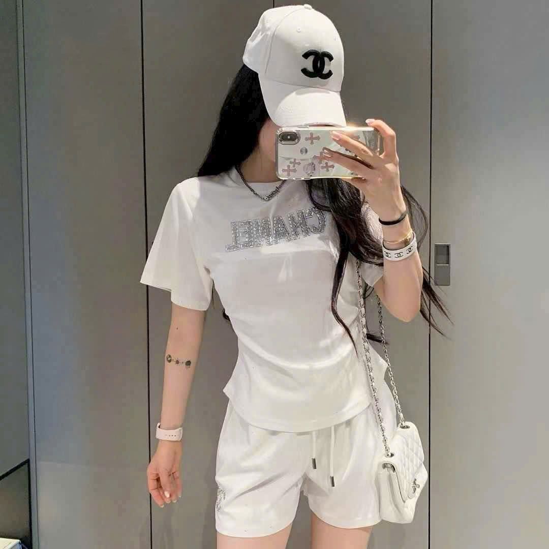 Set áo thun quần ngắn trắng đính đá Chanel 5