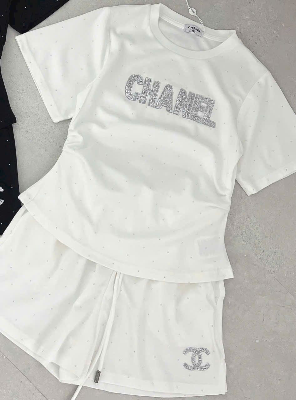 Set áo thun quần ngắn trắng đính đá Chanel 4