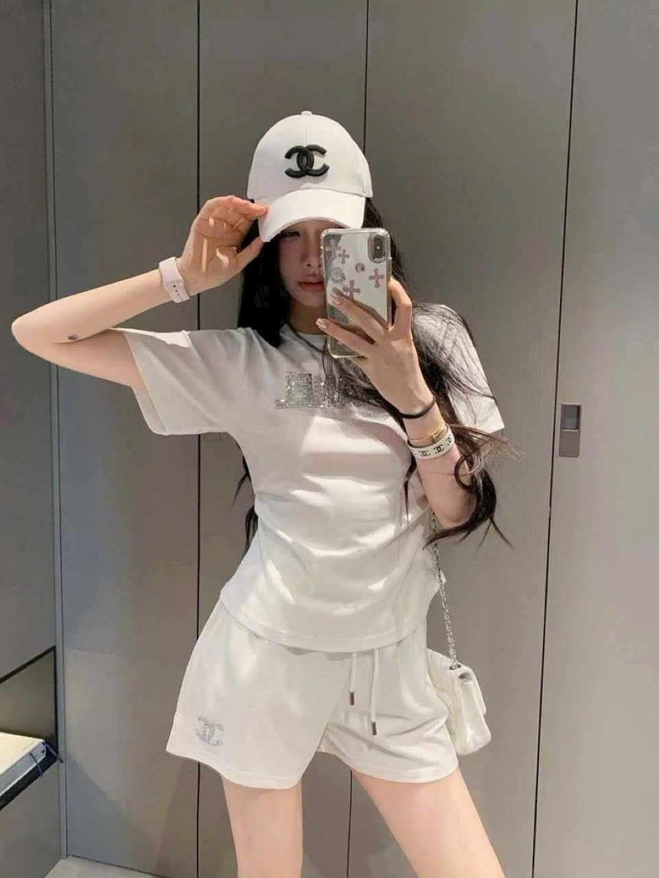 Set áo thun quần ngắn trắng đính đá Chanel 7