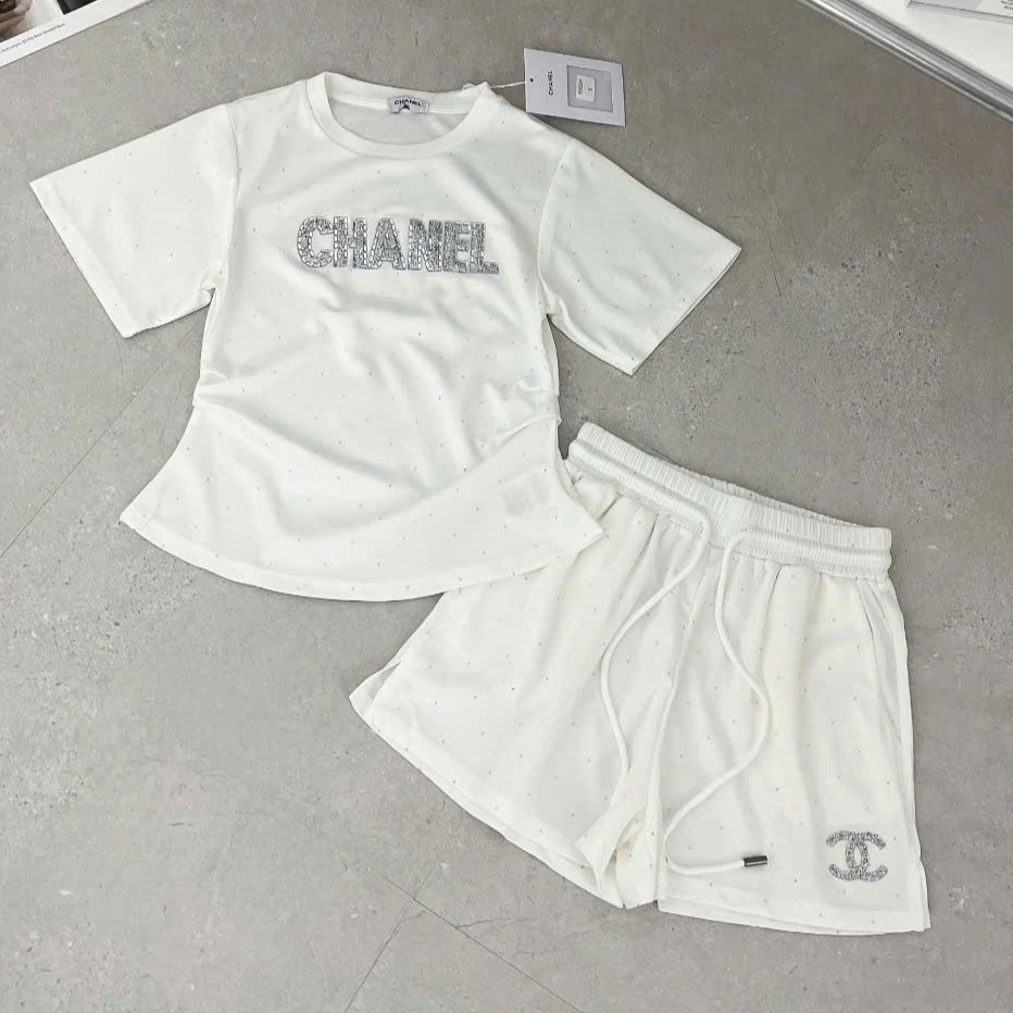 Set áo thun quần ngắn trắng đính đá Chanel 8