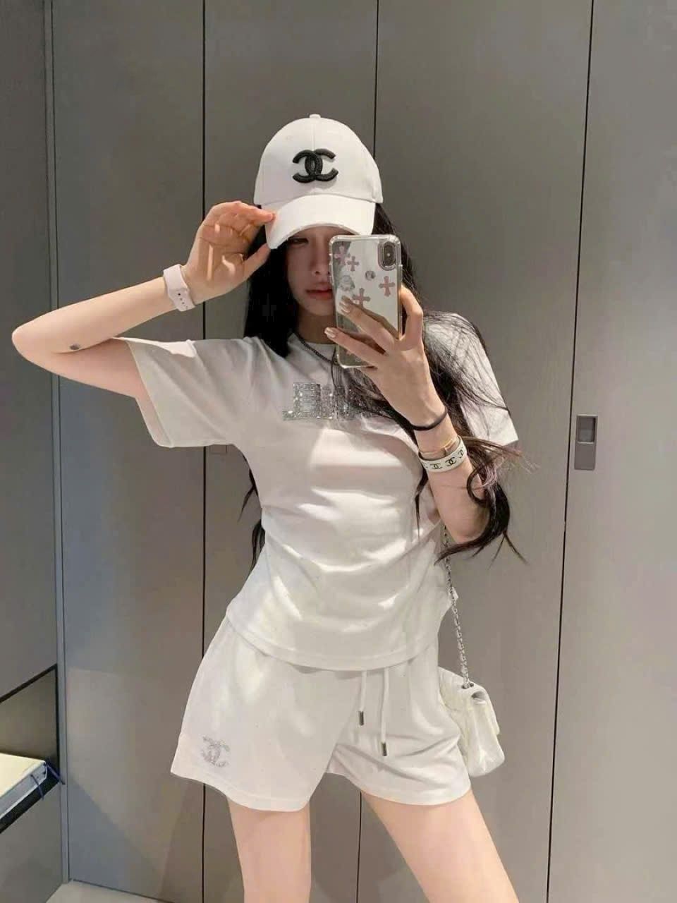 Set áo thun quần ngắn trắng đính đá Chanel 9