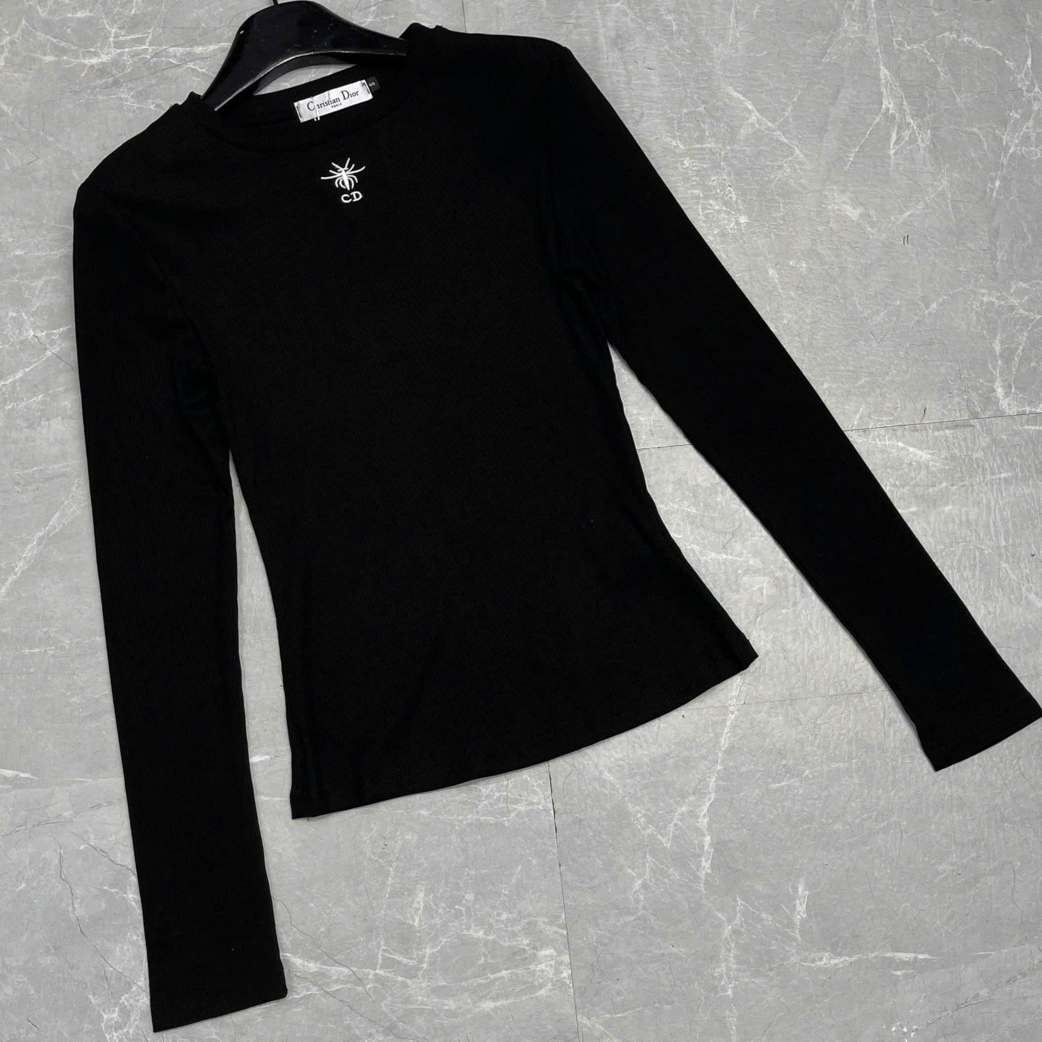 Áo thun ôm tay dài cổ tròn trắng đen Dior 3