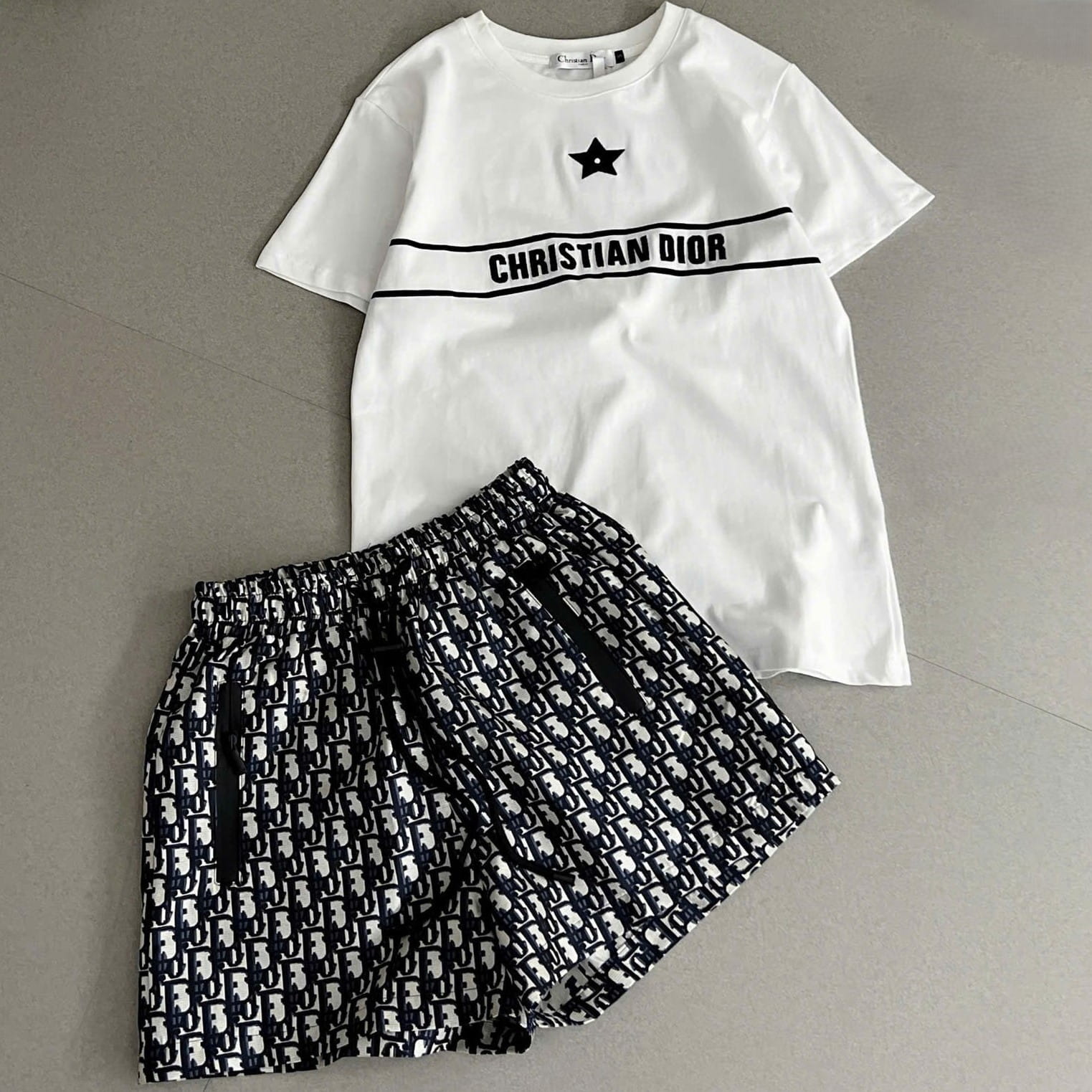 Set bộ nữ áo thun trắng phối đen kèm quần short Dior 2