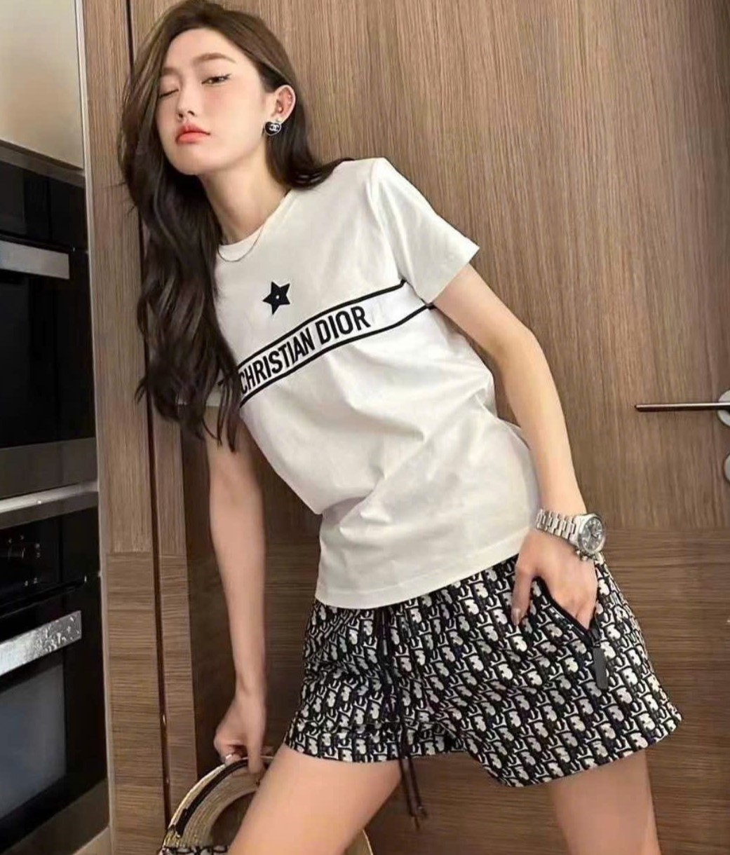 Set bộ nữ áo thun trắng phối đen kèm quần short Dior 3
