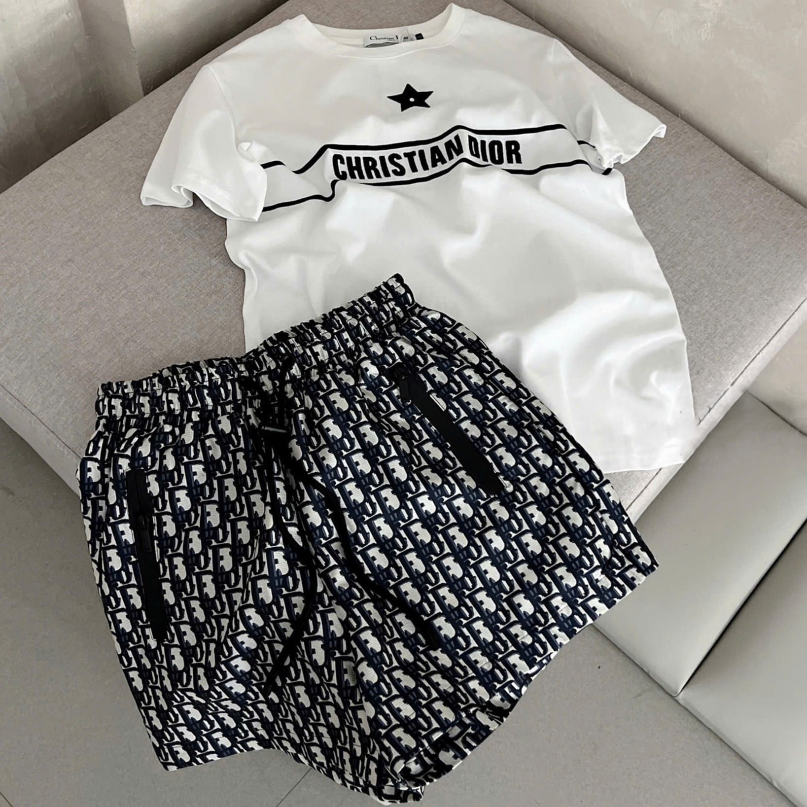 Set bộ nữ áo thun trắng phối đen kèm quần short Dior 5