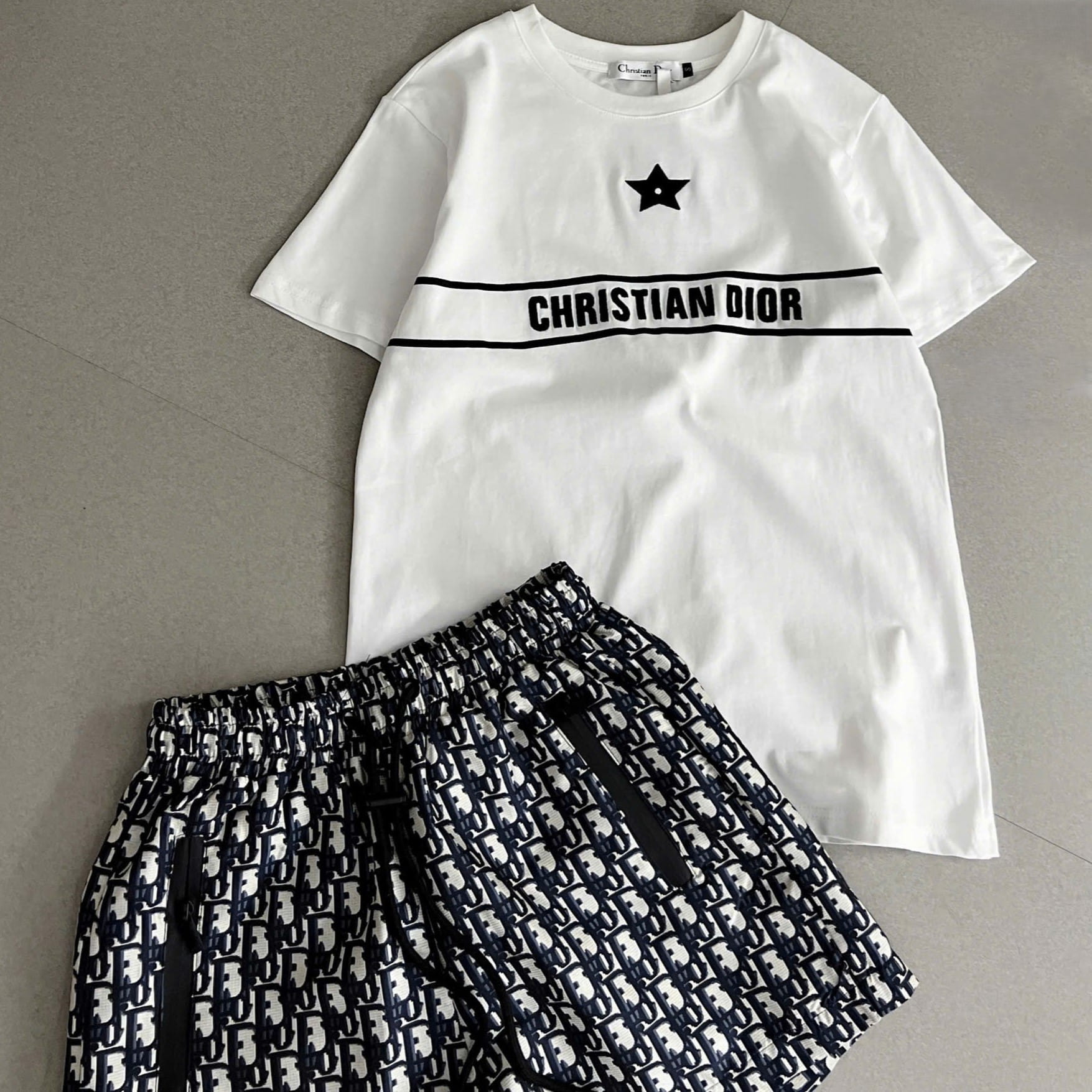 Set bộ nữ áo thun trắng phối đen kèm quần short Dior 11