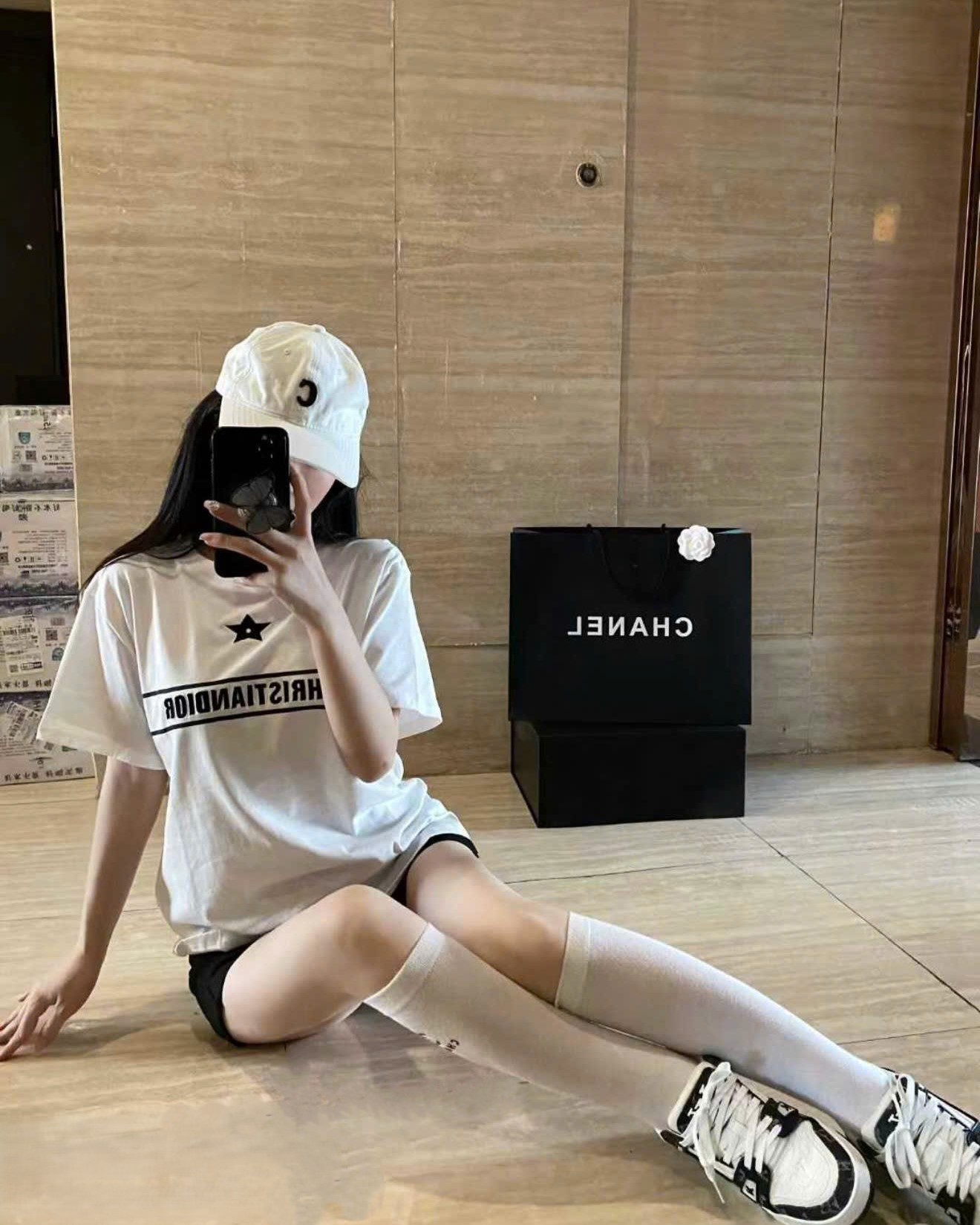 Set bộ nữ áo thun trắng phối đen kèm quần short Dior 9