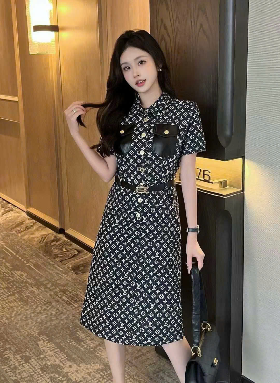 Áo đầm nữ LV cổ polo đen họa tiết trắng 3