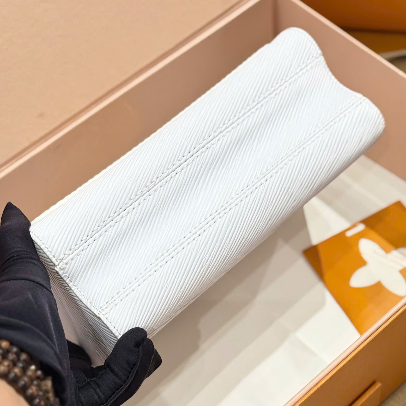 Túi xách nữ Louis Vuitton Twist MM Optic White 6