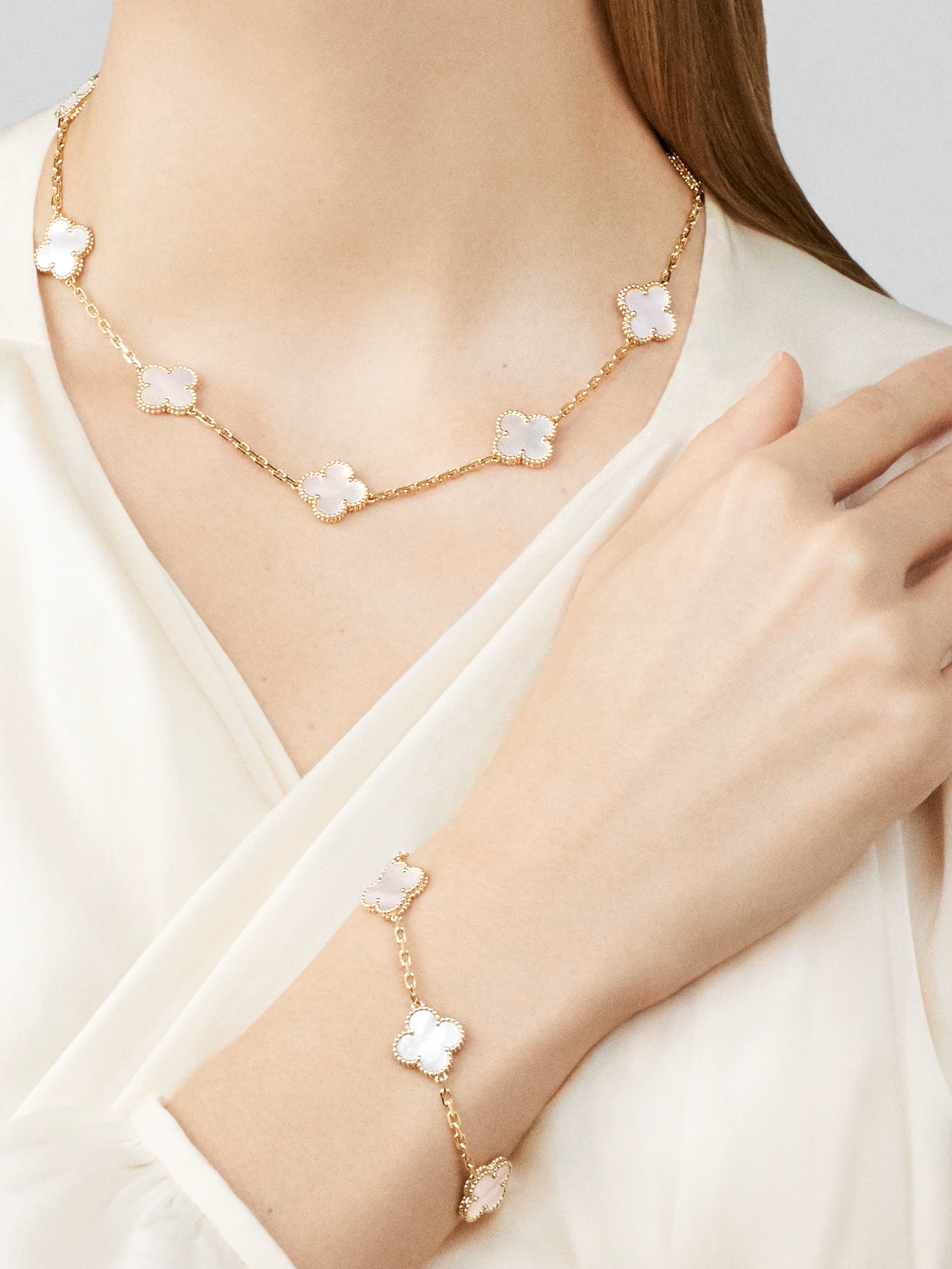 Vòng tay cỏ 4 lá Van Cleef Arpels Vintage Alhambra 5 Motifs Bracelet White Mother of Pearl VCARA41800 1