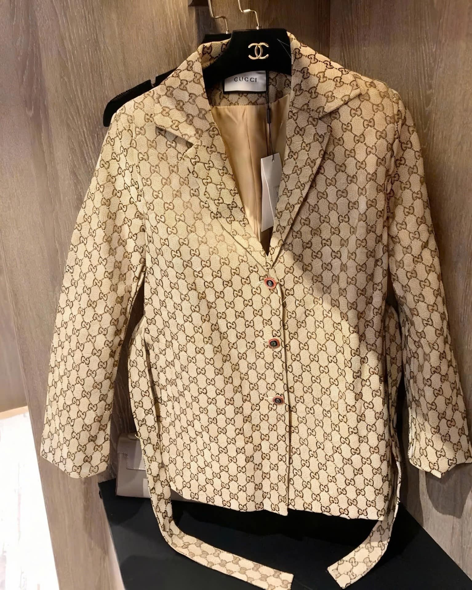 Áo khoác vest vàng kèm đai thắt lưng Gucci 3