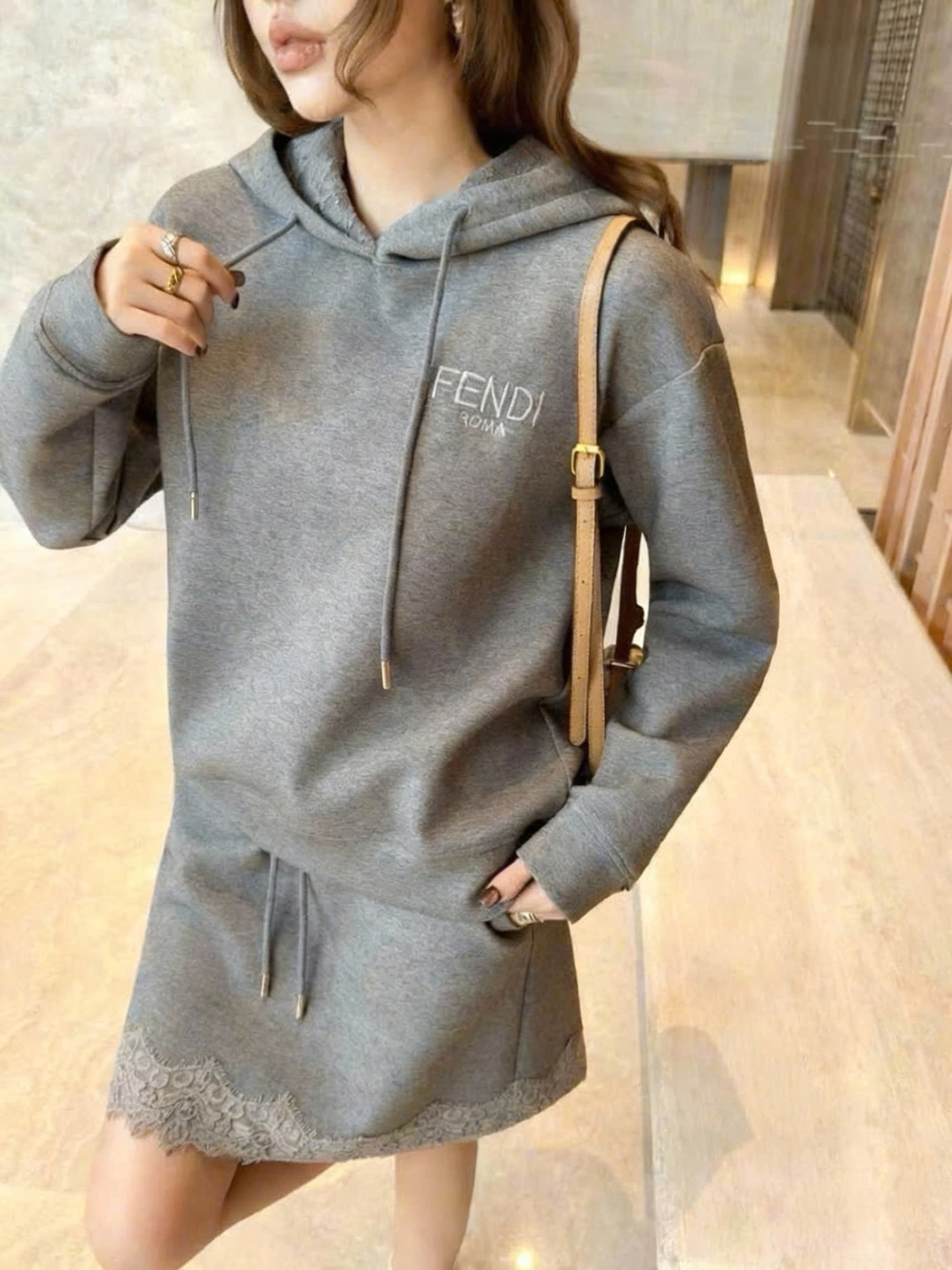Set áo có nón váy phối ren xám Fendi 1