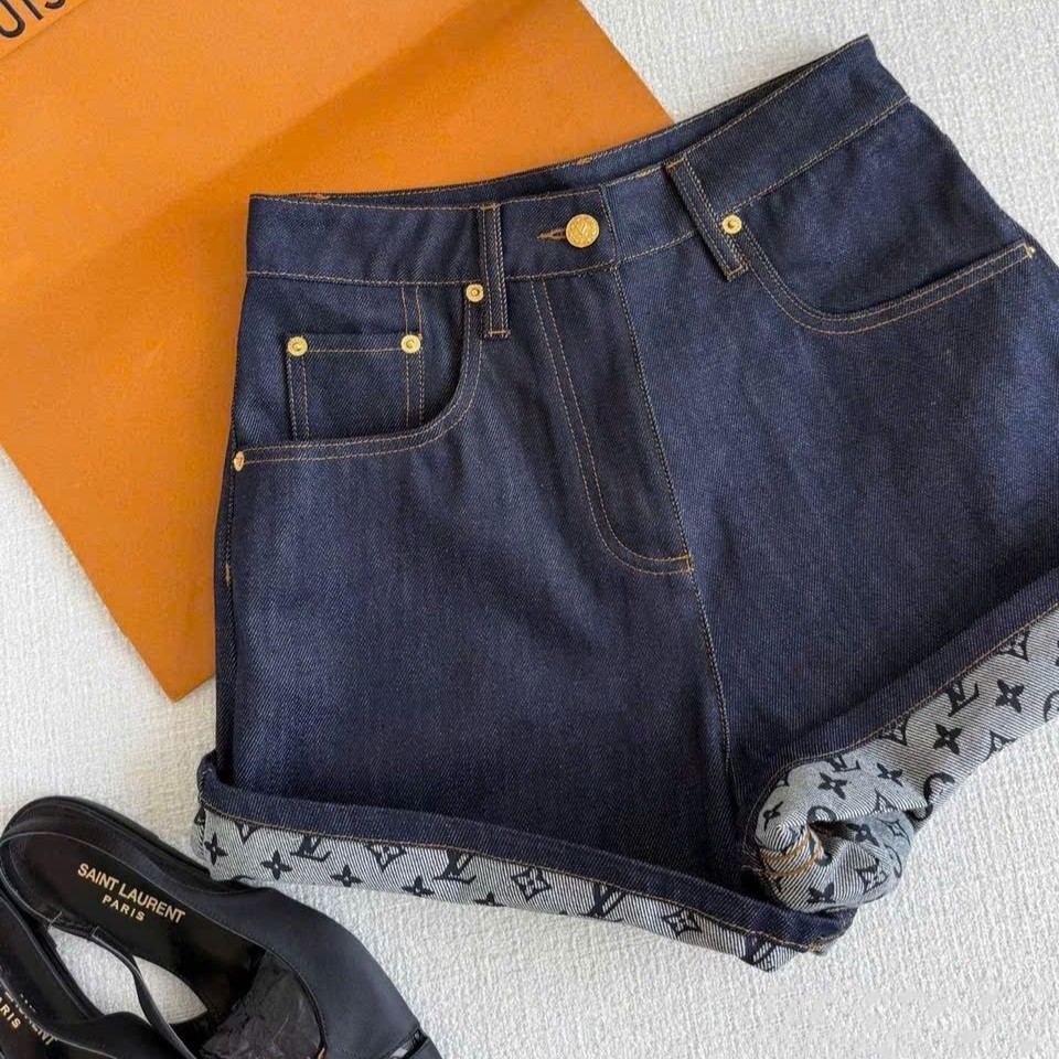 Set áo thun đen quần jean short nữ LV 3