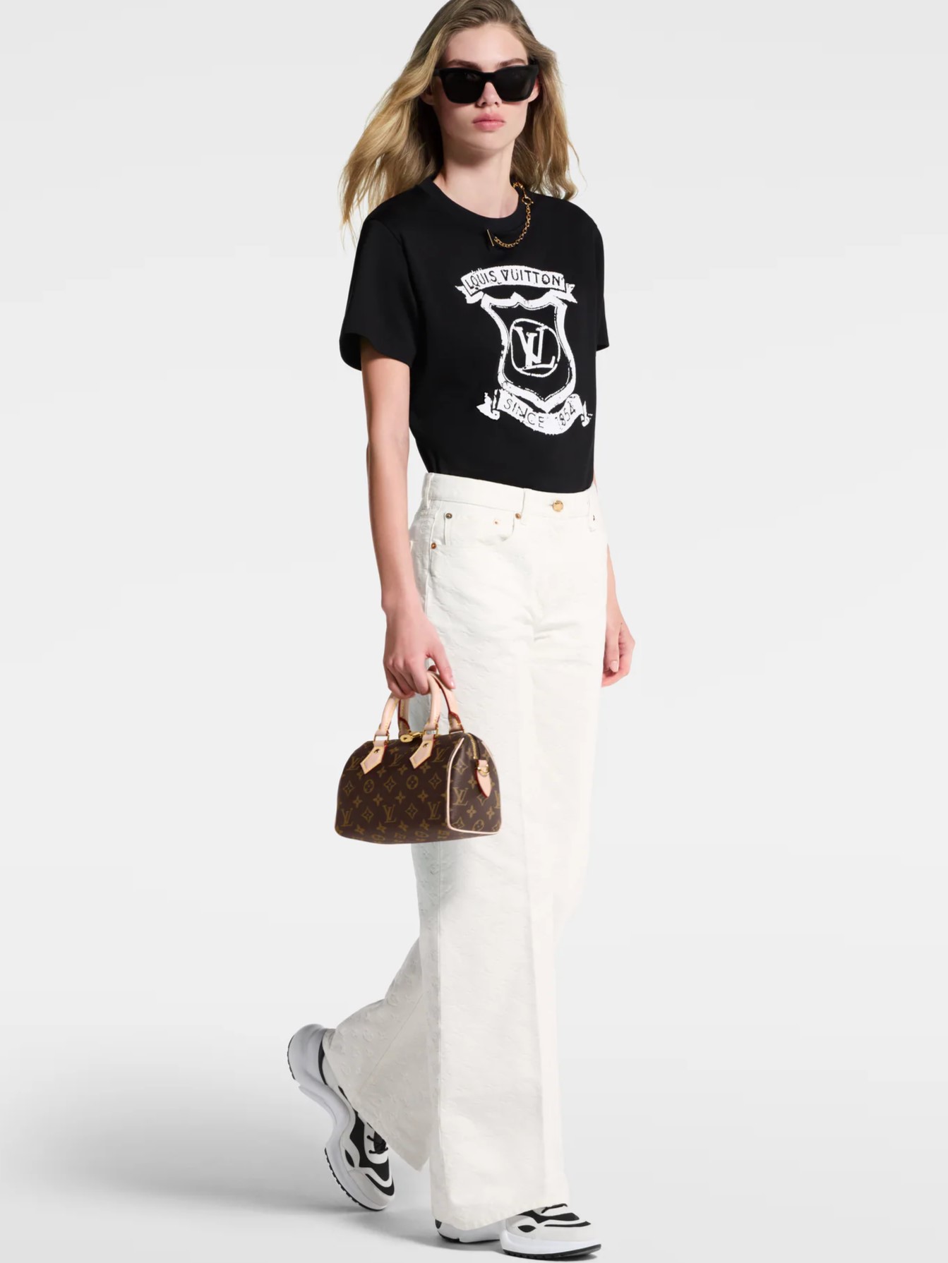 Set áo thun đen quần jean short nữ LV 9