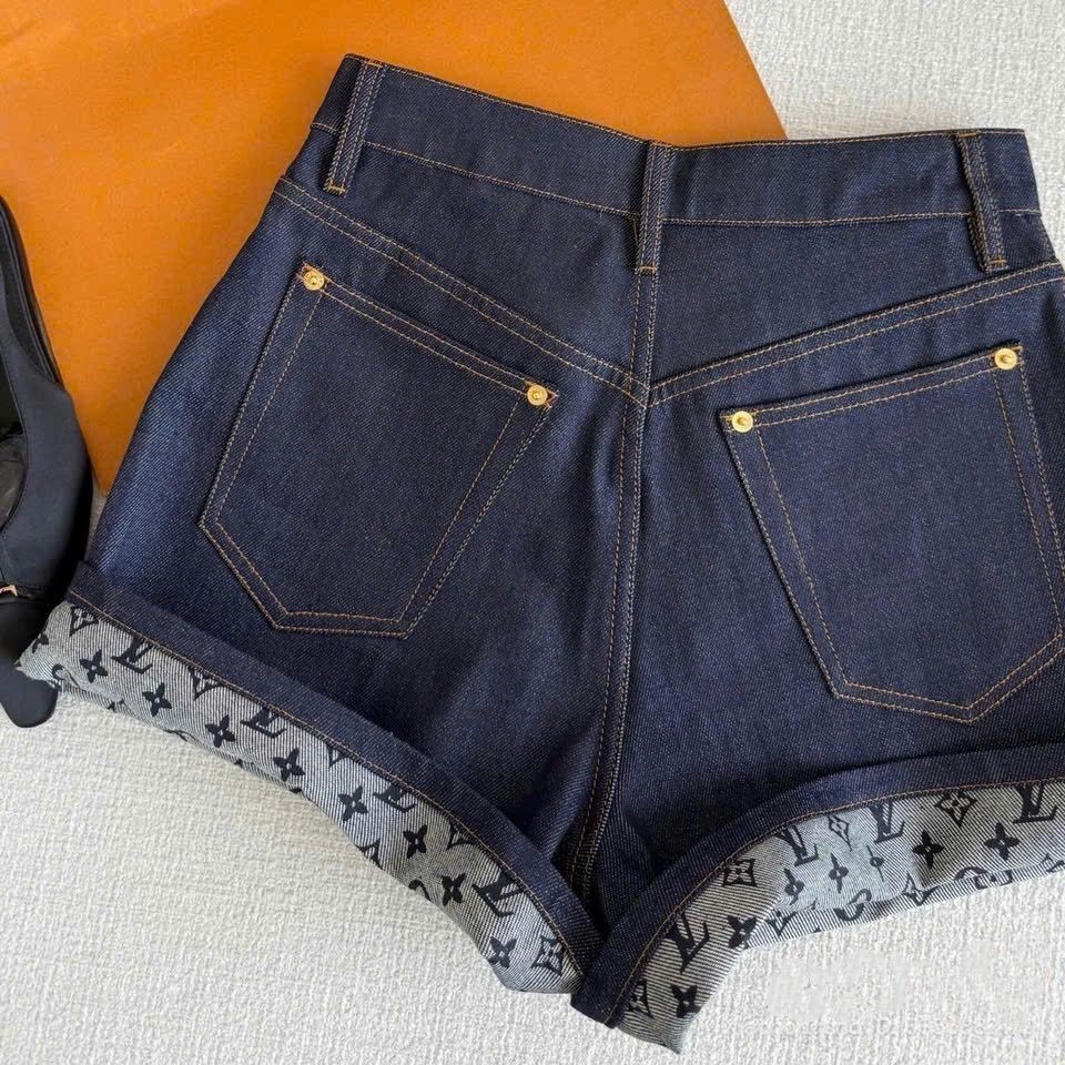 Set áo thun đen quần jean short nữ LV 11