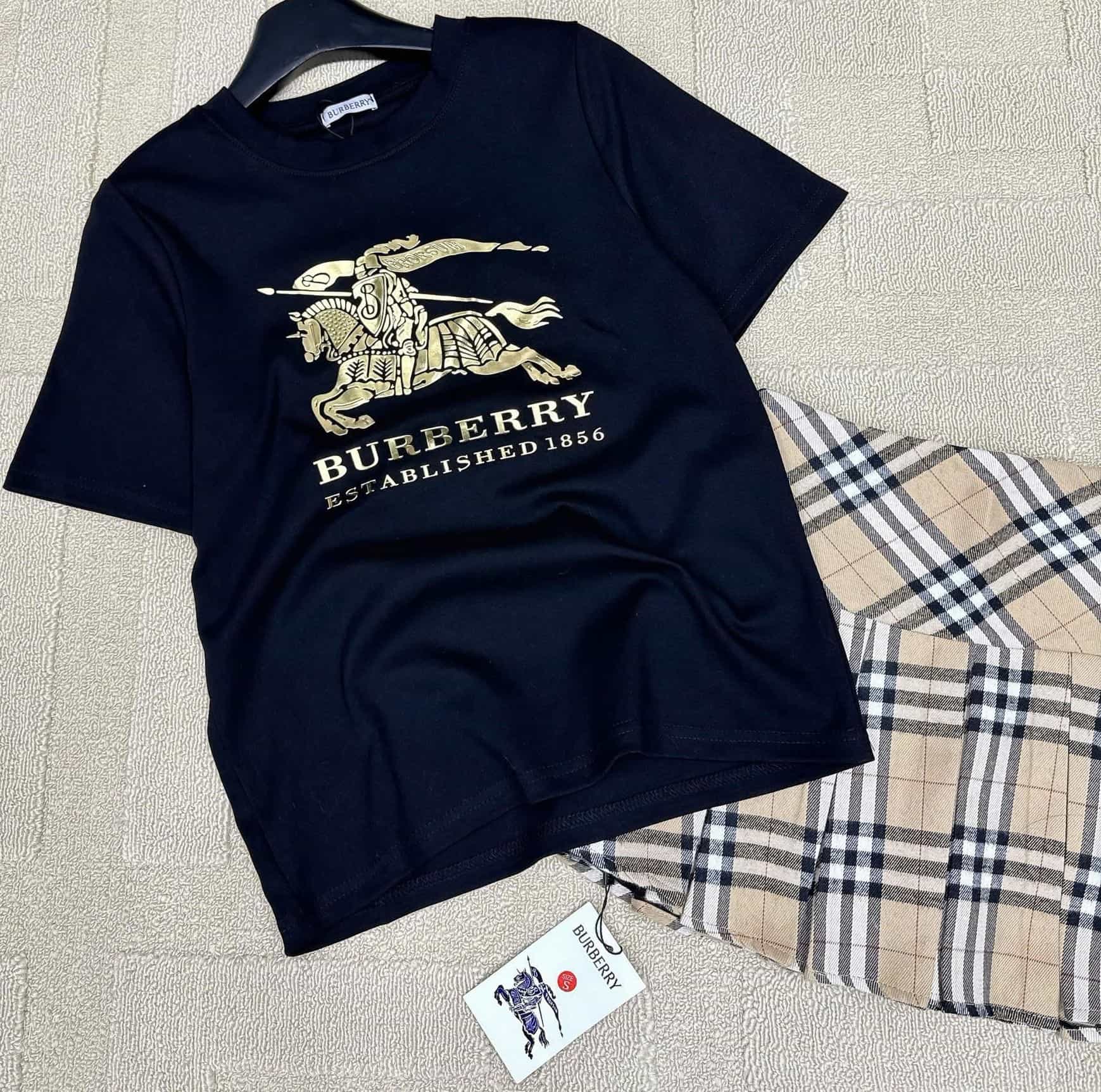 Set áo thun trắng đen váy ngắn Burberry 1