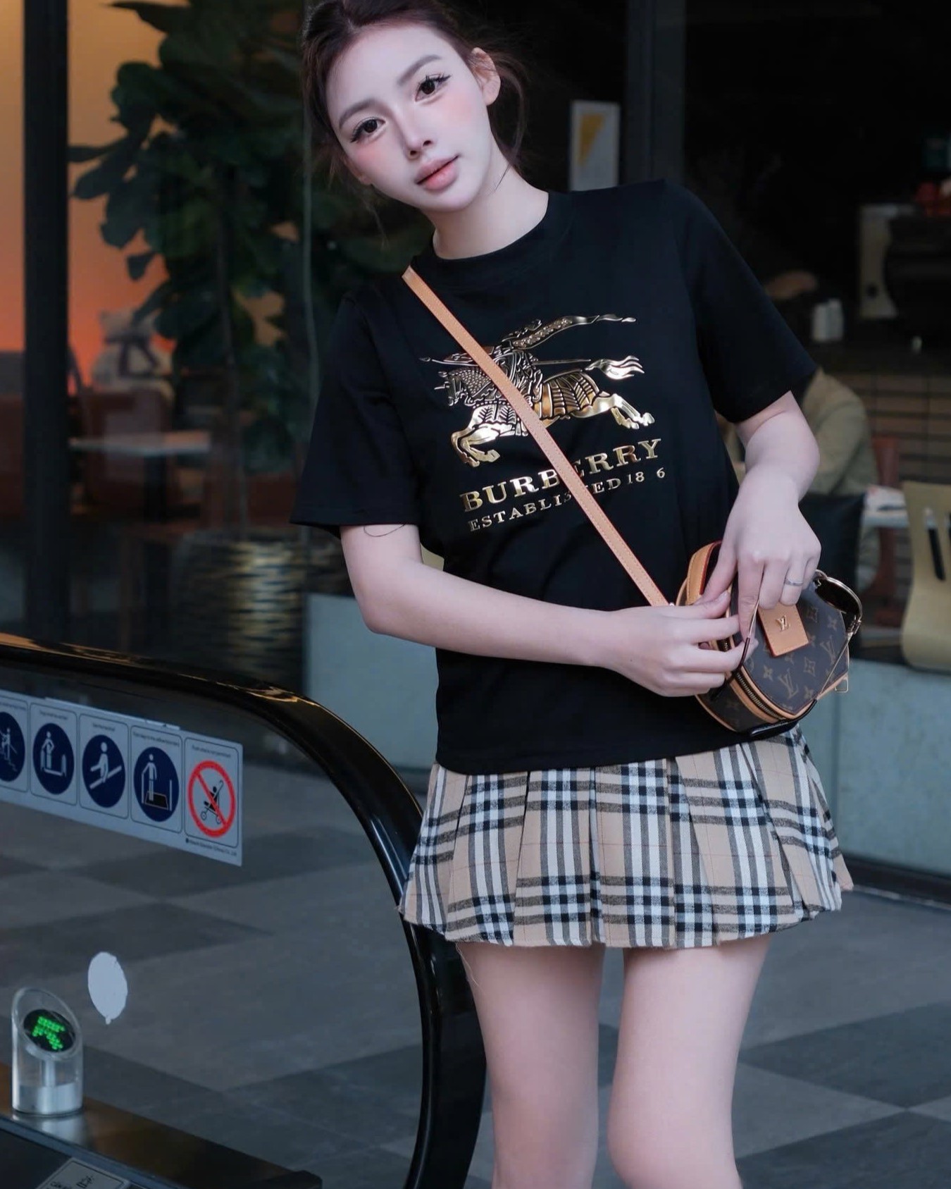 Set áo thun trắng đen váy ngắn Burberry 3