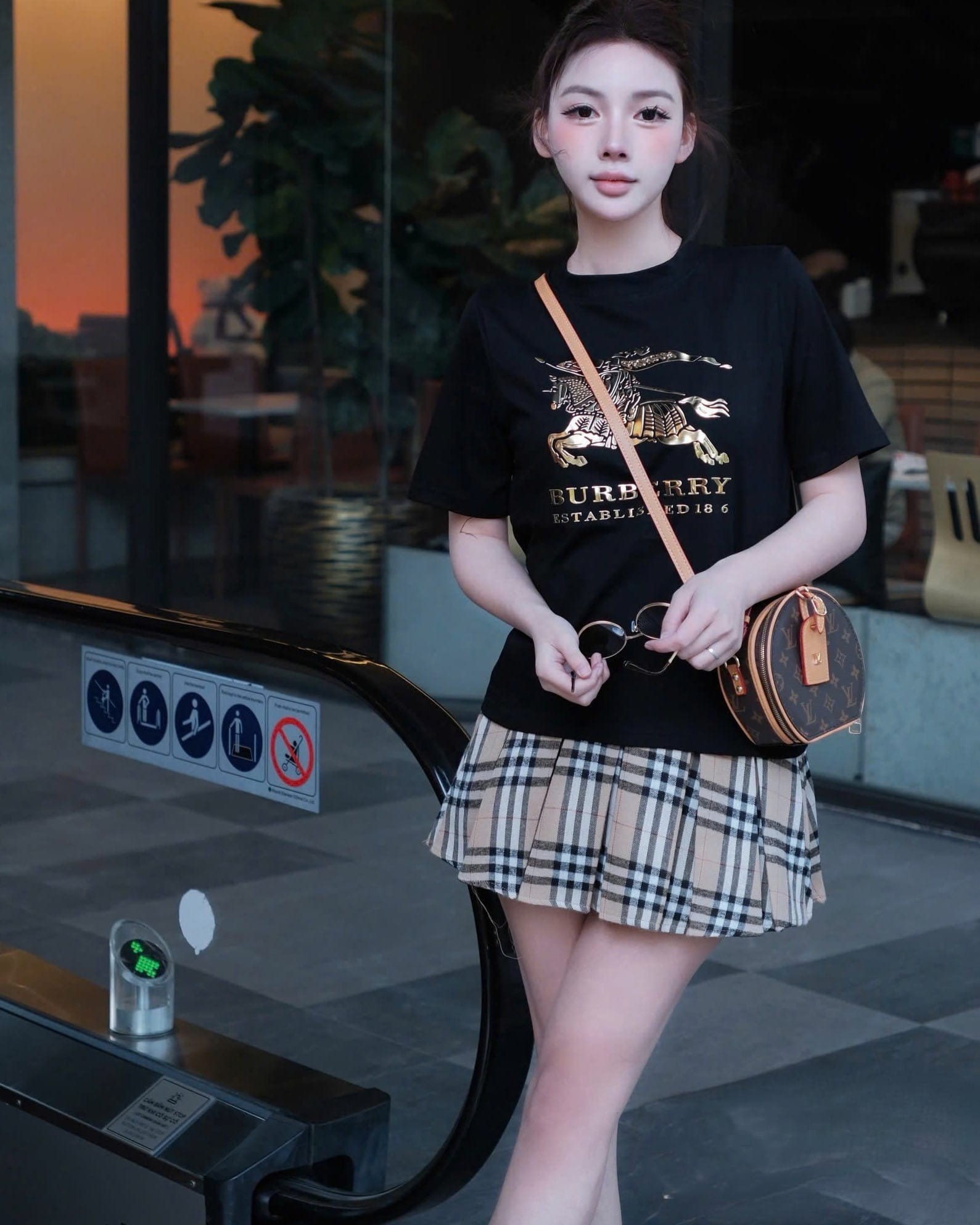 Set áo thun trắng đen váy ngắn Burberry 2