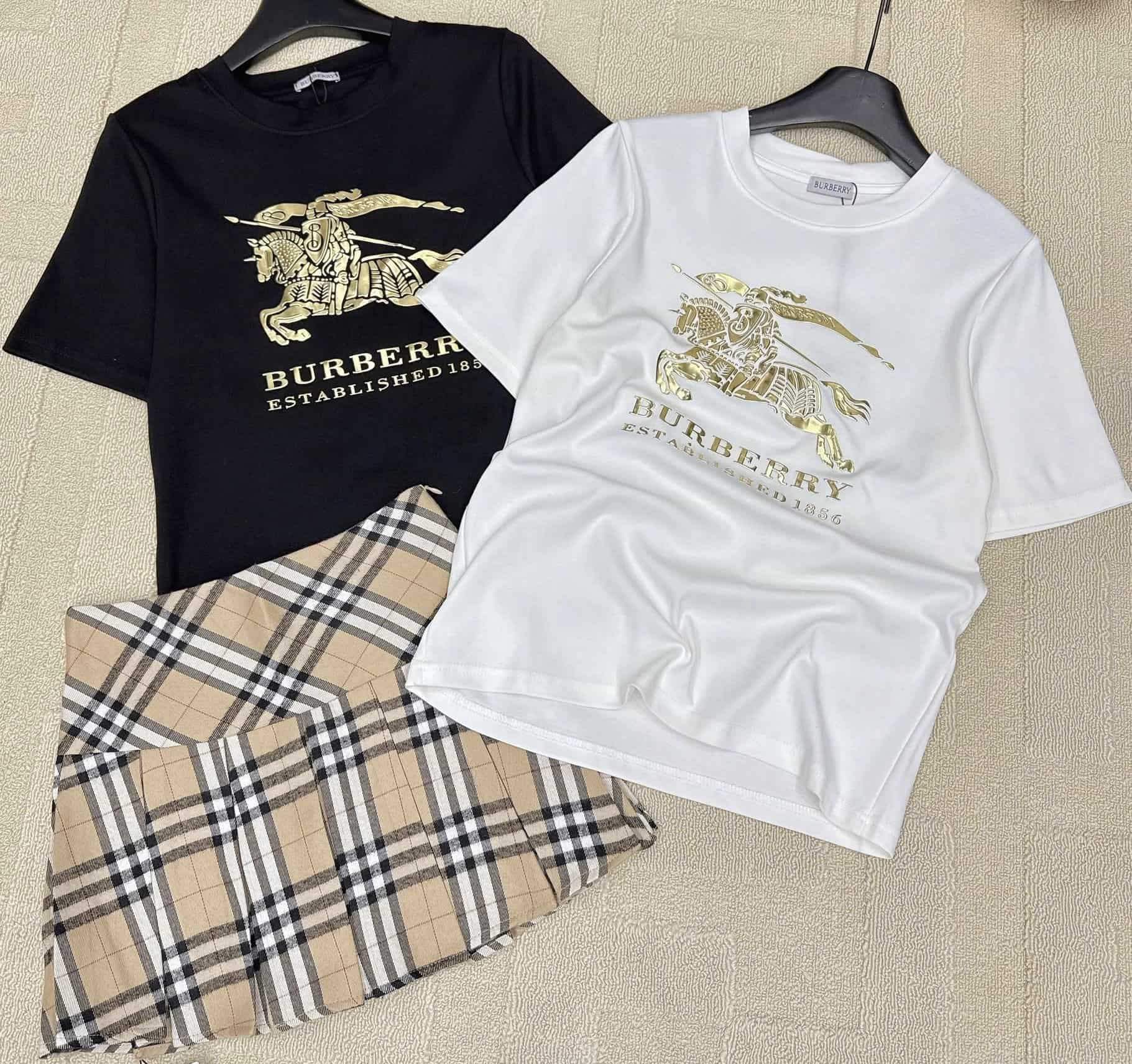 Set áo thun trắng đen váy ngắn Burberry 5