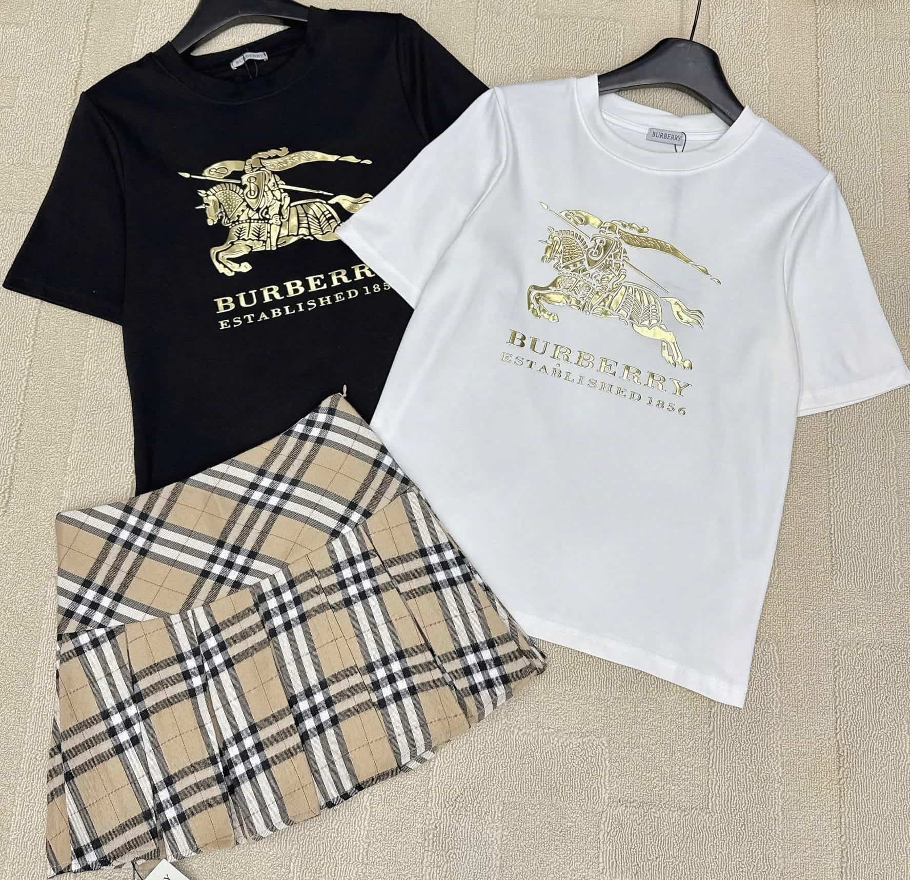 Set áo thun trắng đen váy ngắn Burberry 6