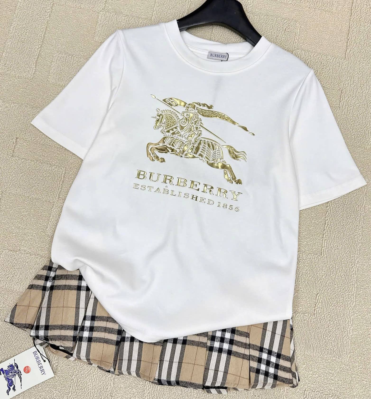 Set áo thun trắng đen váy ngắn Burberry 7