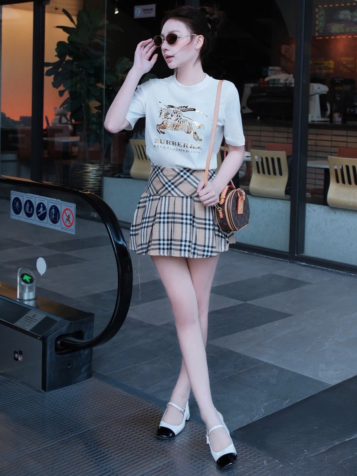 Set áo thun trắng đen váy ngắn Burberry 8