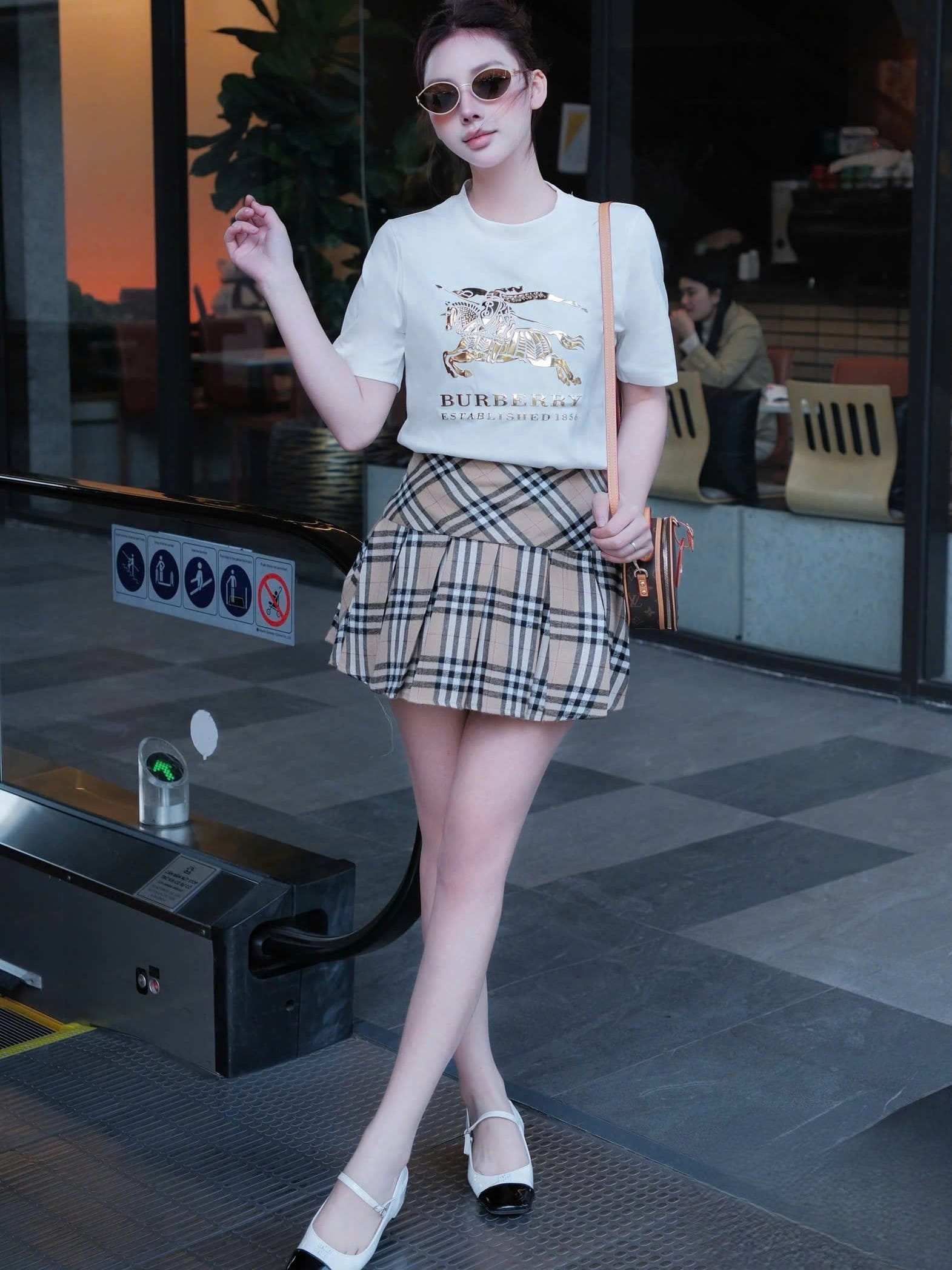 Set áo thun trắng đen váy ngắn Burberry 9