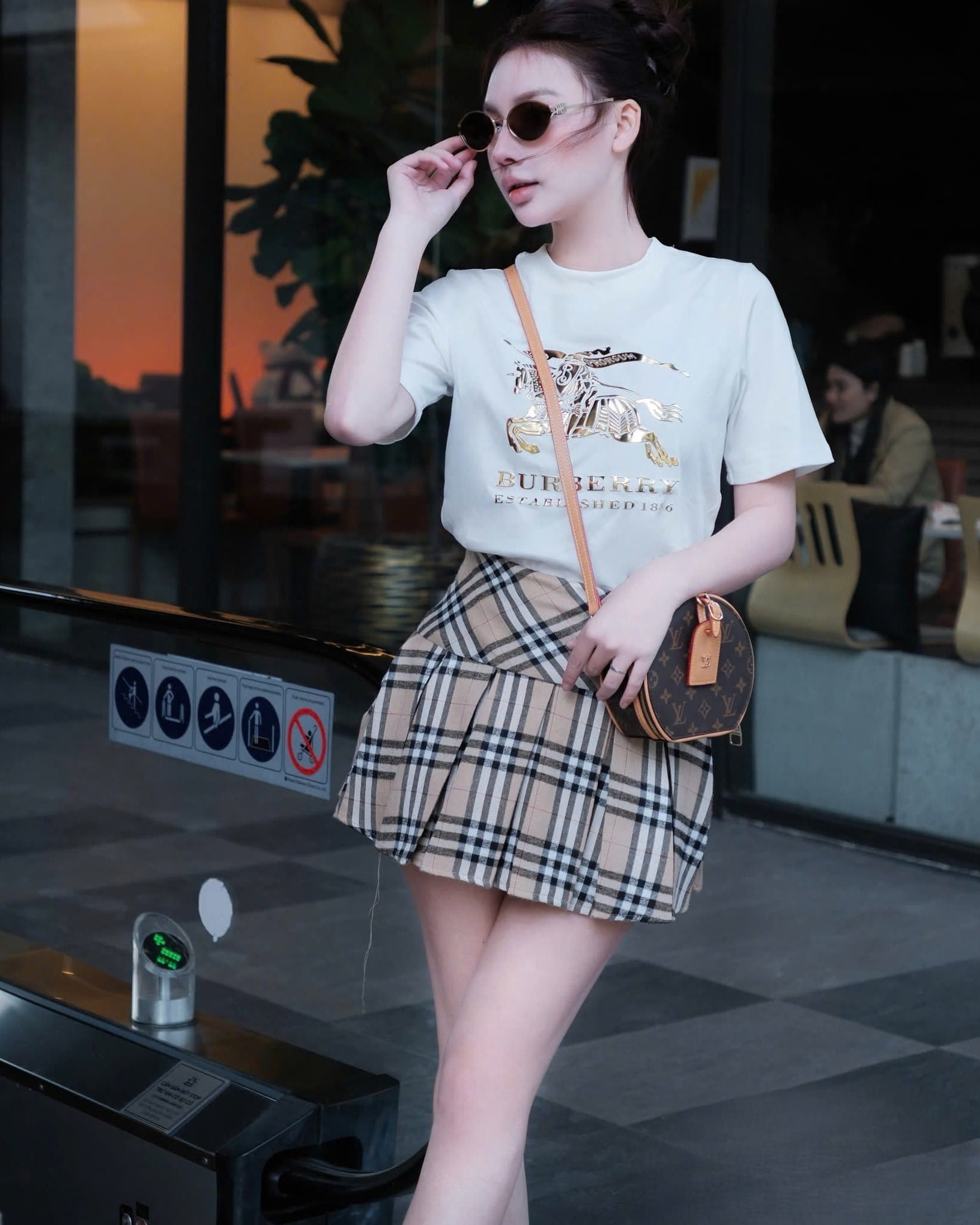 Set áo thun trắng đen váy ngắn Burberry 11