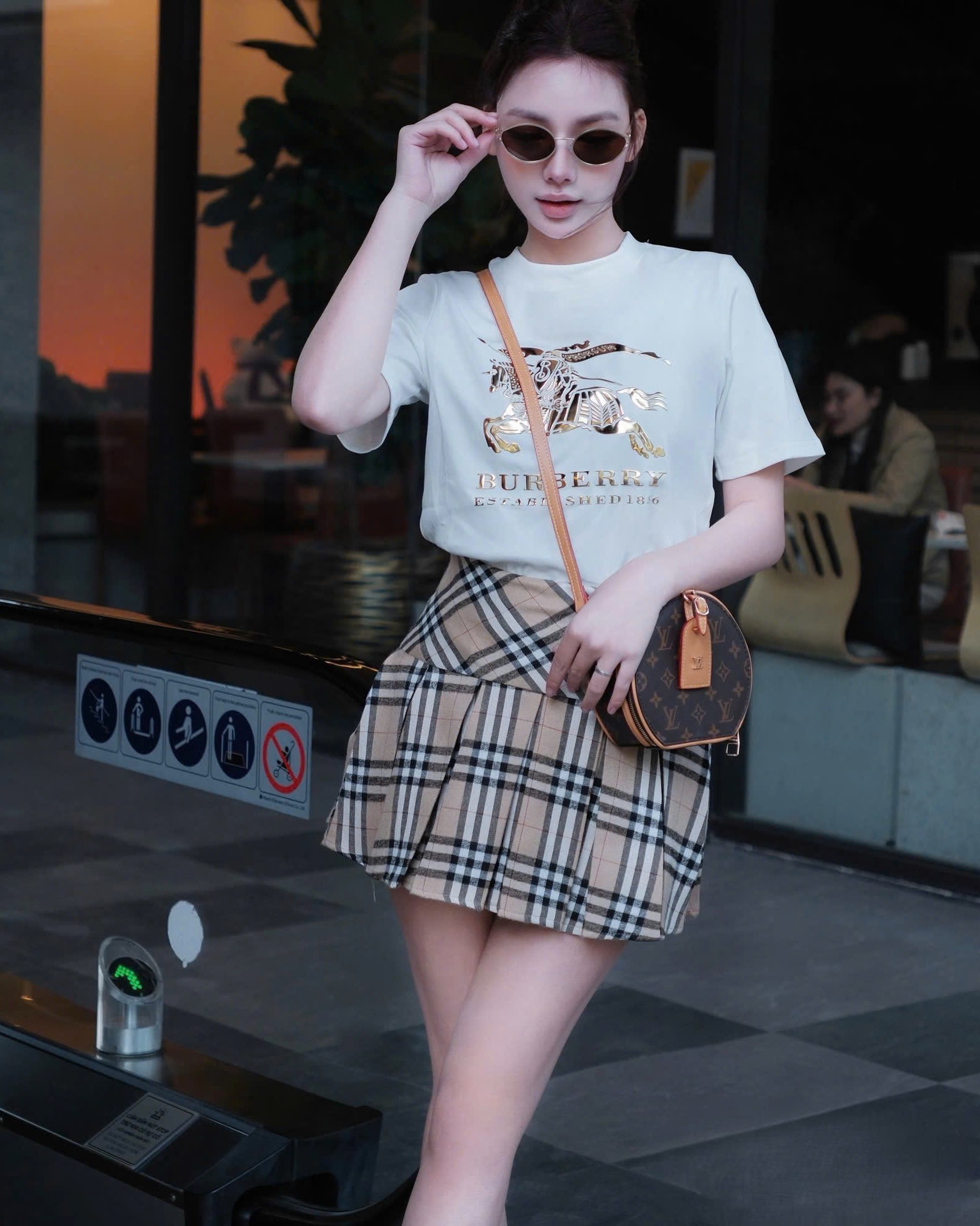 Set áo thun trắng đen váy ngắn Burberry 10