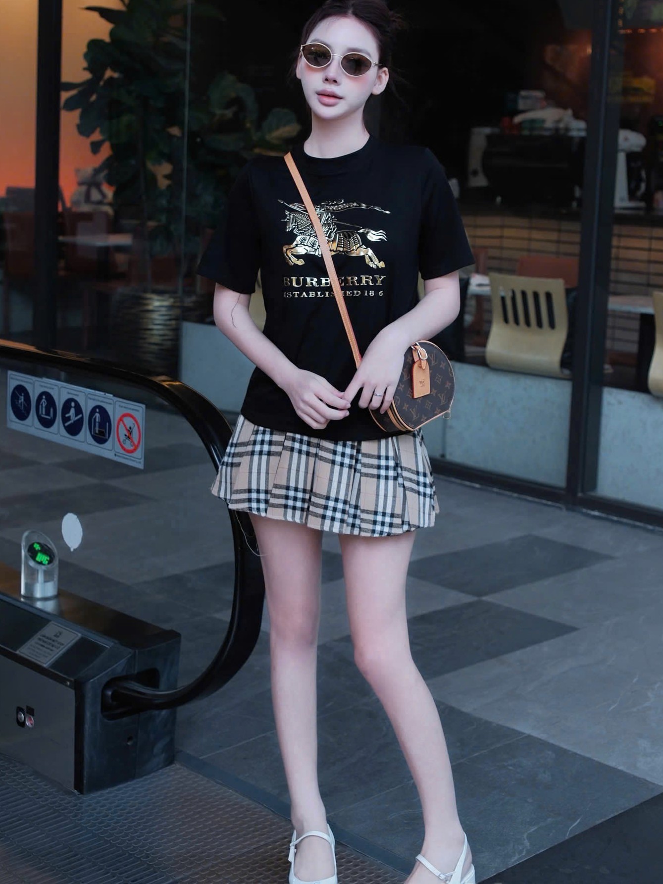 Set áo thun trắng đen váy ngắn Burberry 13