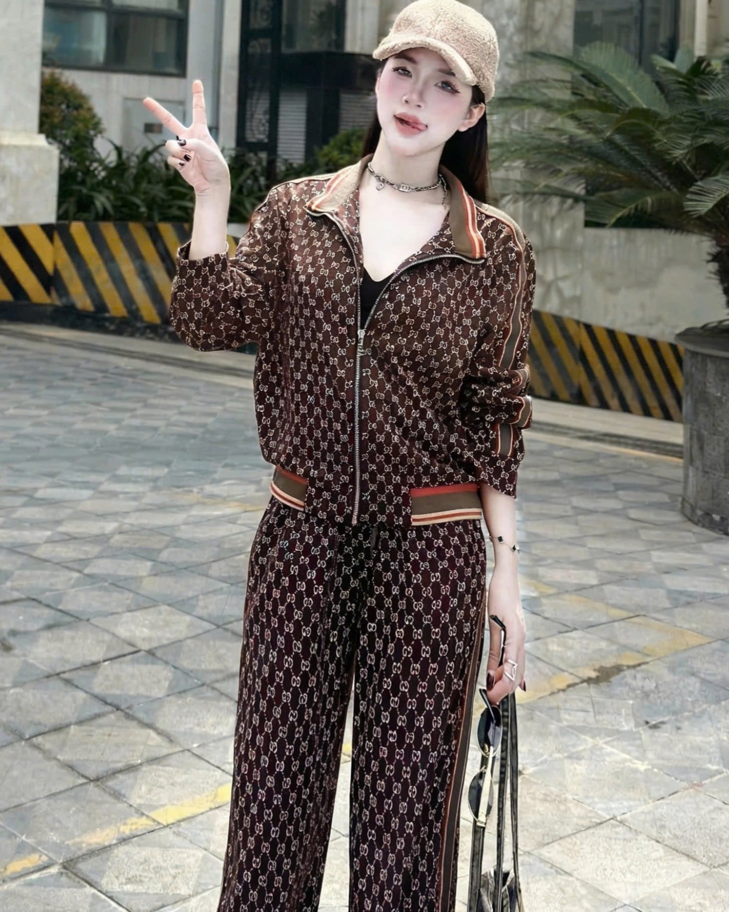 Set bộ nữ nâu họa tiết hãng Gucci 9