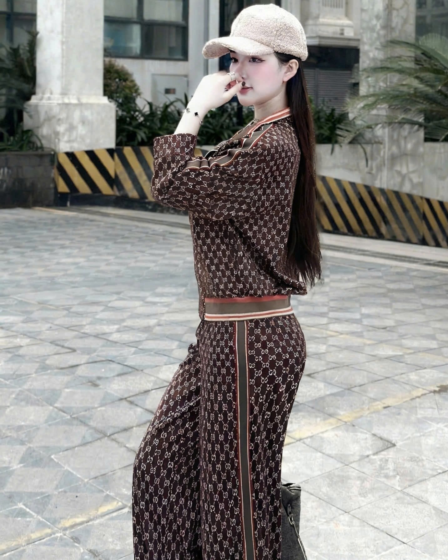 Set bộ nữ nâu họa tiết hãng Gucci 6