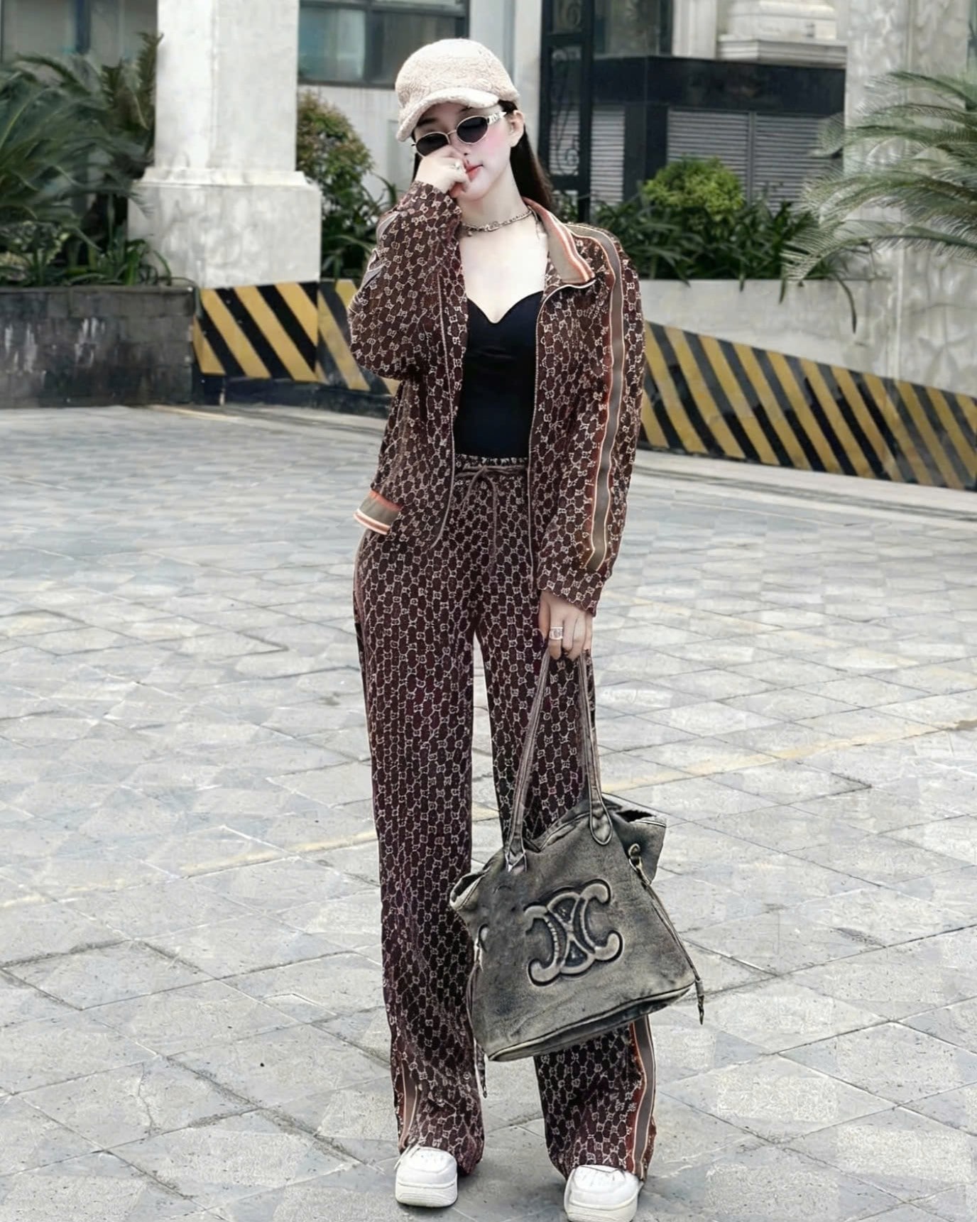 Set bộ nữ nâu họa tiết hãng Gucci 10