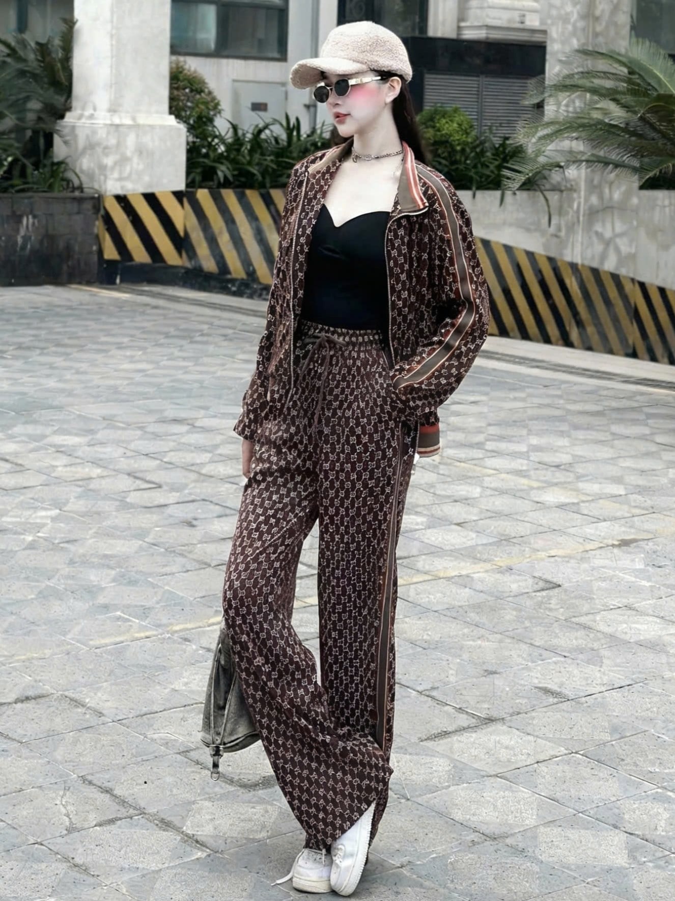 Set bộ nữ nâu họa tiết hãng Gucci 3